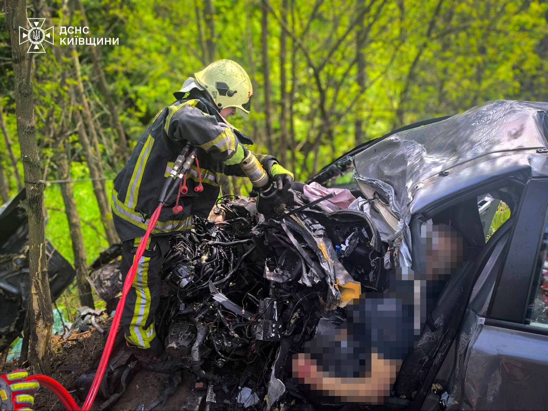 На Київщині легковик не розминувся з вантажівкою. Дві людини загинули - фото 2