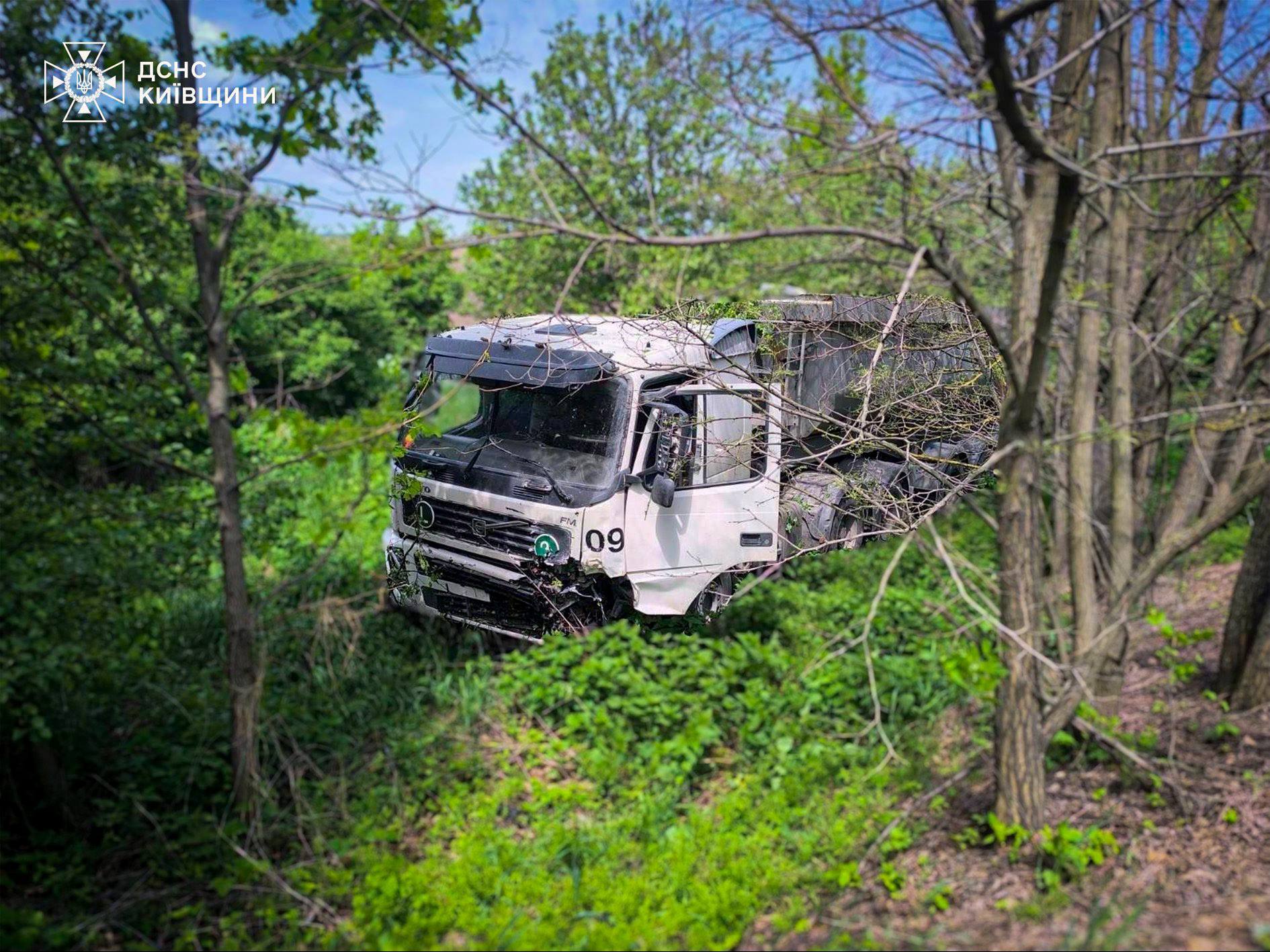 На Київщині легковик не розминувся з вантажівкою. Дві людини загинули