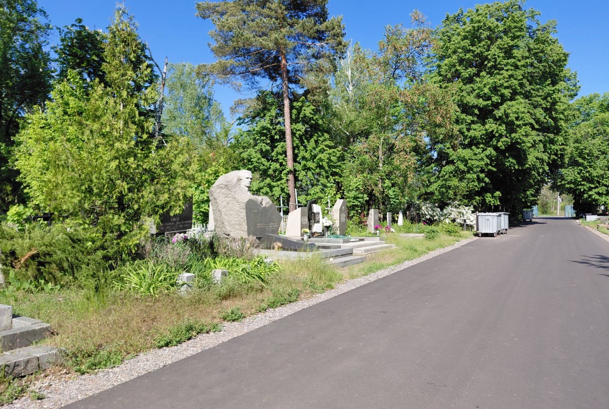 Як виглядає могила поета Василя Симоненка у Черкасах. Фото - фото 4