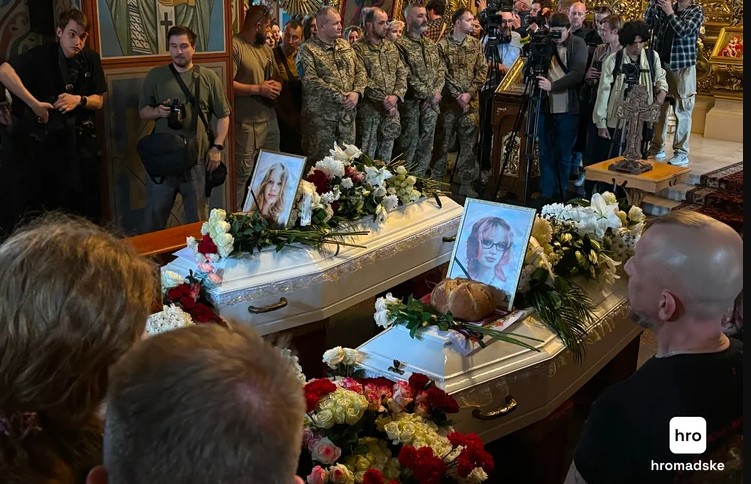 У Києві провели в останню путь двох сестер, які загинули під час атаки рф