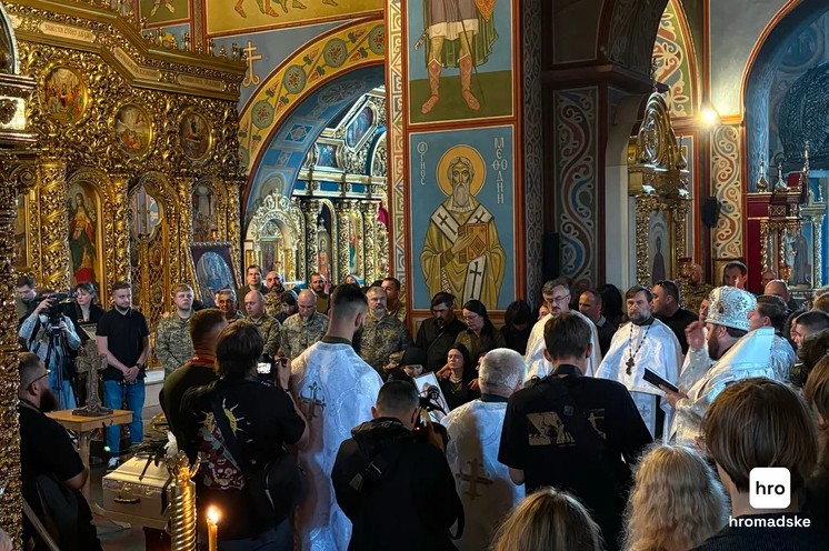 У Києві провели в останню путь двох сестер, які загинули під час атаки рф - фото 2