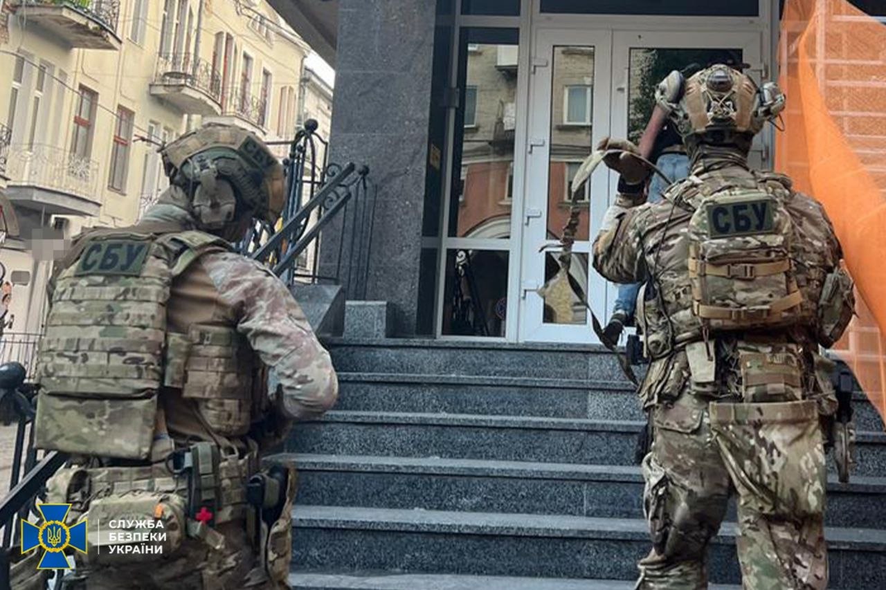 Правоохоронці викрили посадовців поліції у схемі «кришування» відвертого контенту