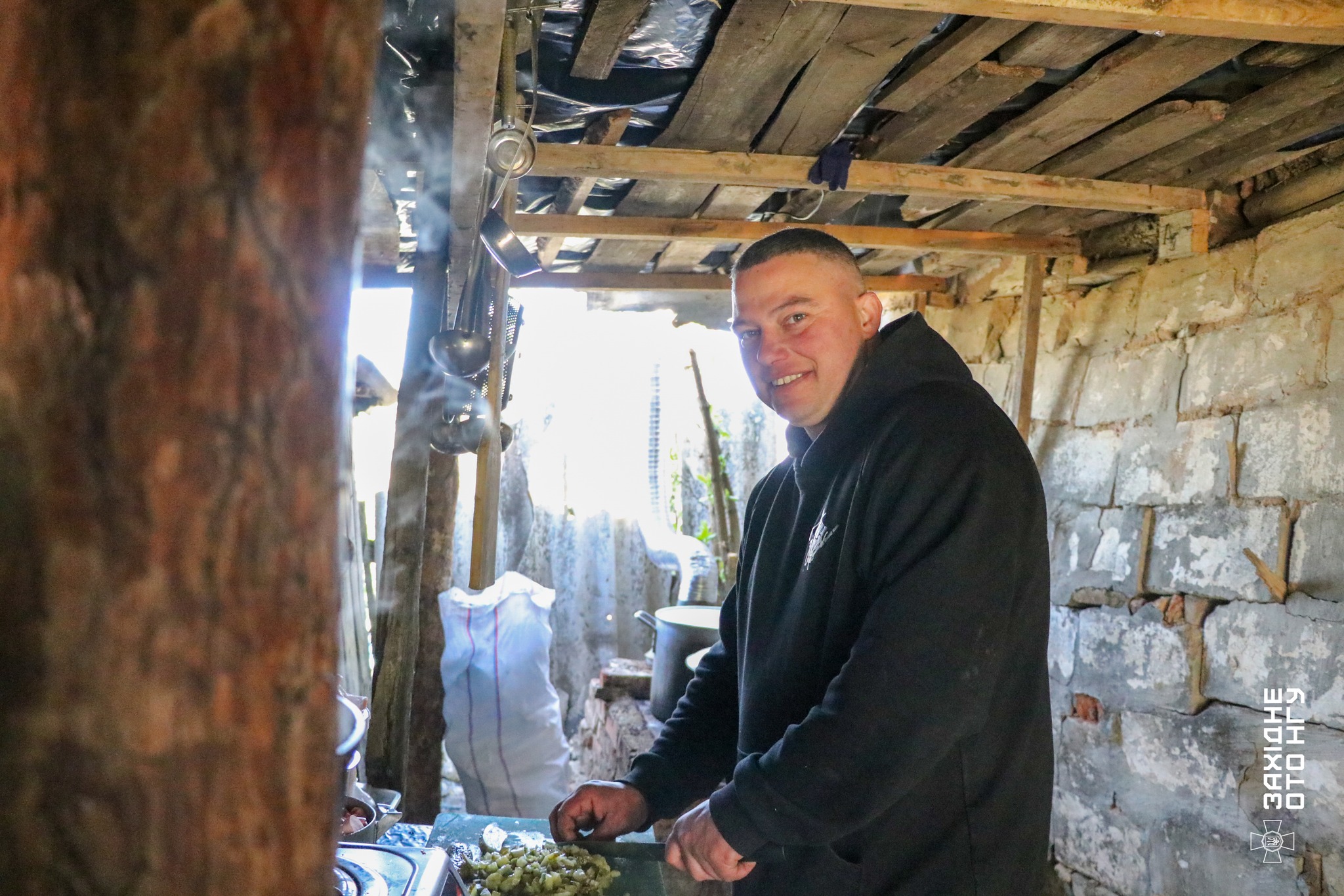 Душ та спортзал у хащах: вінницькі нацгвардійці показали свій побут на фронті - фото 2
