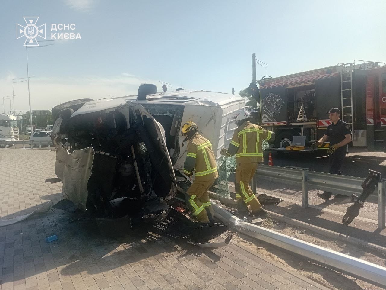 Мікроавтобус під час руху вилетів у відбійник в Києві: водій загинув - фото 3