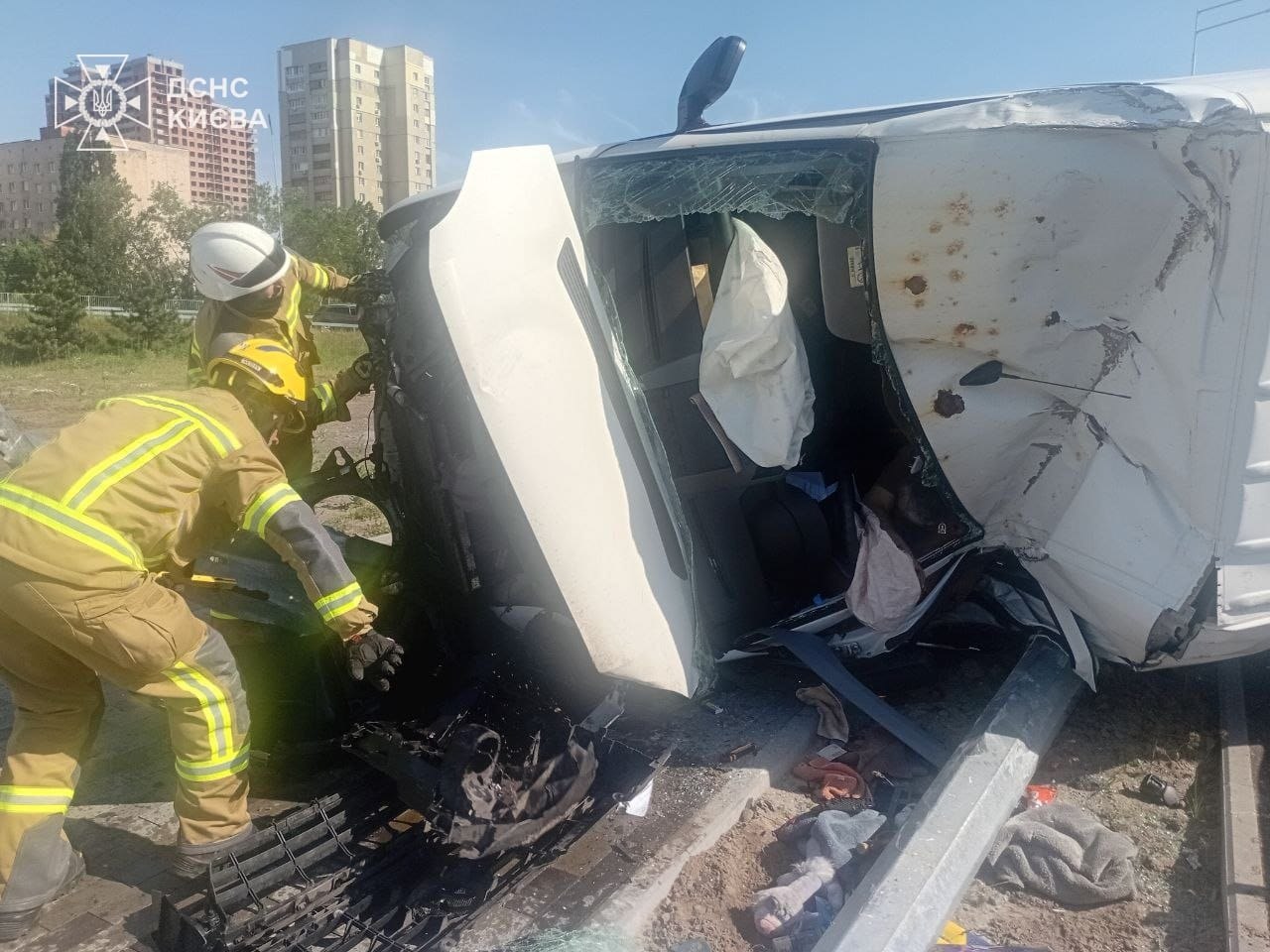 Мікроавтобус під час руху вилетів у відбійник в Києві: водій загинув - фото 5