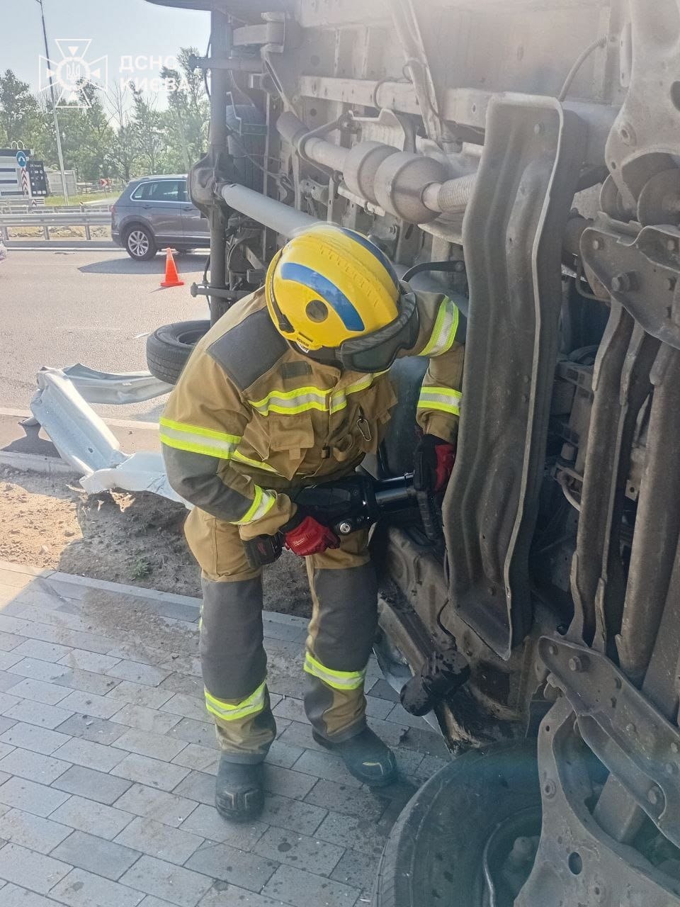 Мікроавтобус під час руху вилетів у відбійник в Києві: водій загинув - фото 4