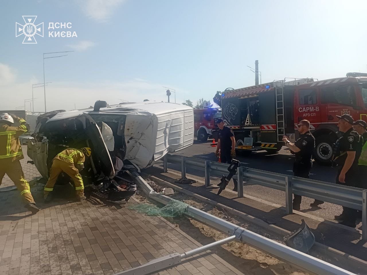 Мікроавтобус під час руху вилетів у відбійник в Києві: водій загинув - фото 2