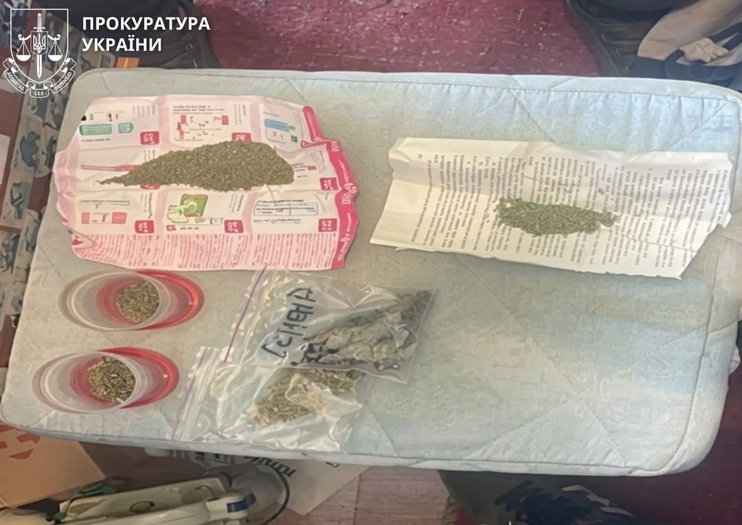 У Каневі поліцейські затримали торговця зброєю та наркотиками - фото 3