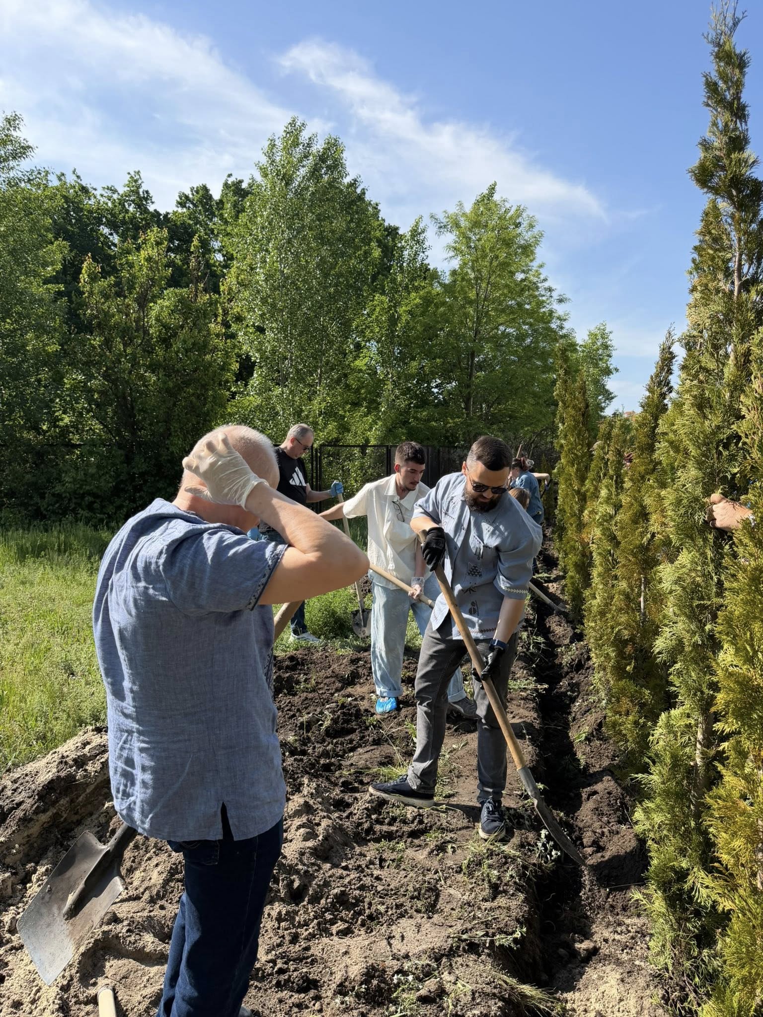 «Сад майбутнього»: на території столичної лікарні висадили ще 50 туй - фото 3