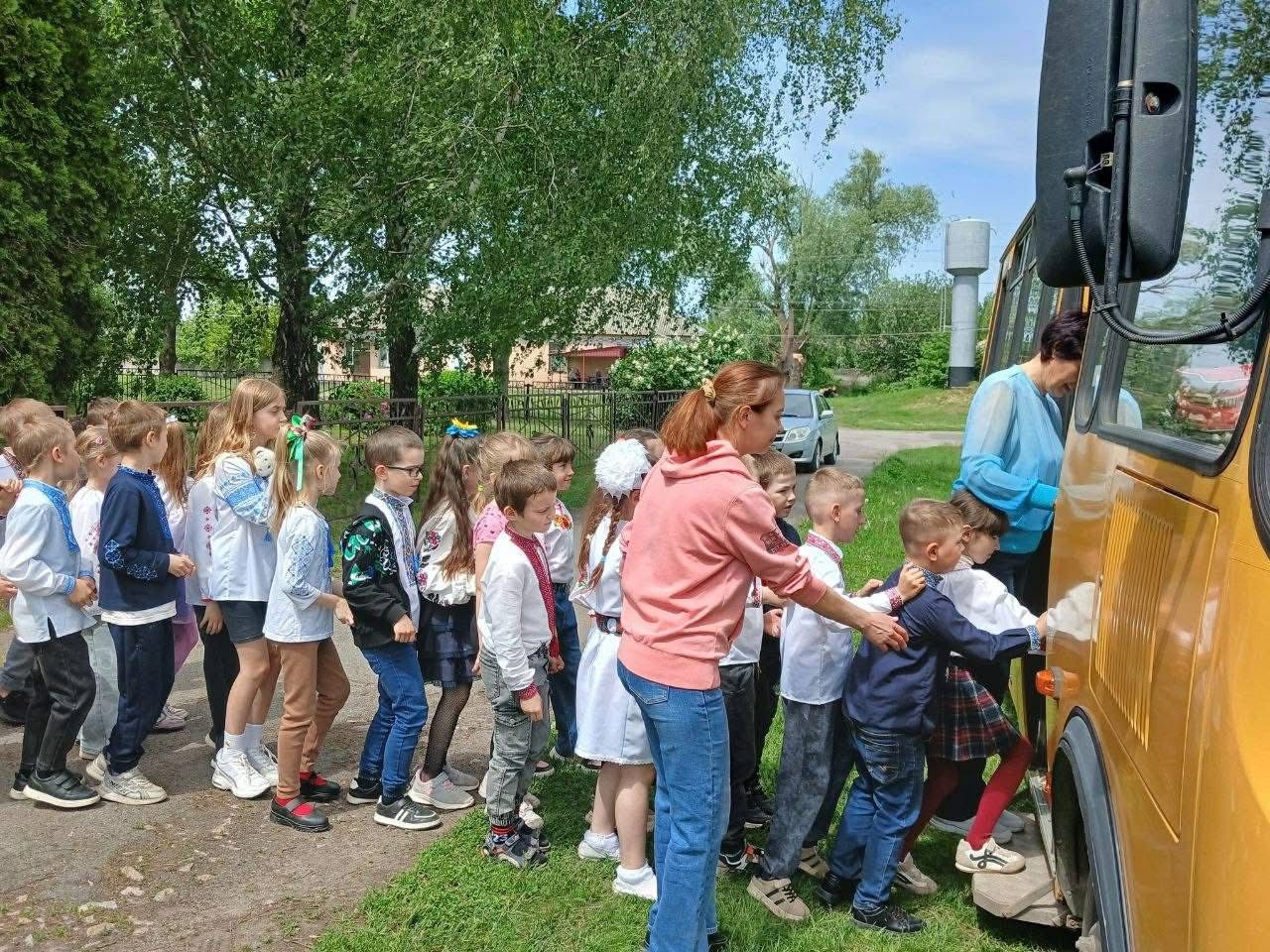 Щоб не дістався росіянам: прифронтова громада передала автобус школі на Черкащині
