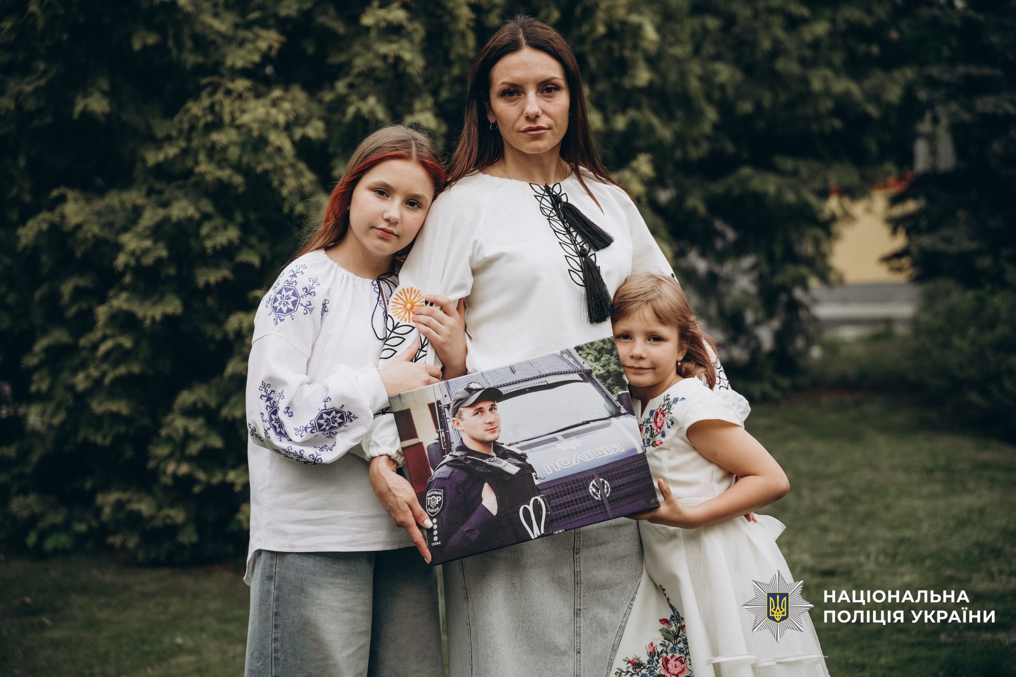 Сім’ї загиблих поліцейських з Черкащини одягнули вишиванки для щемної фотосесії