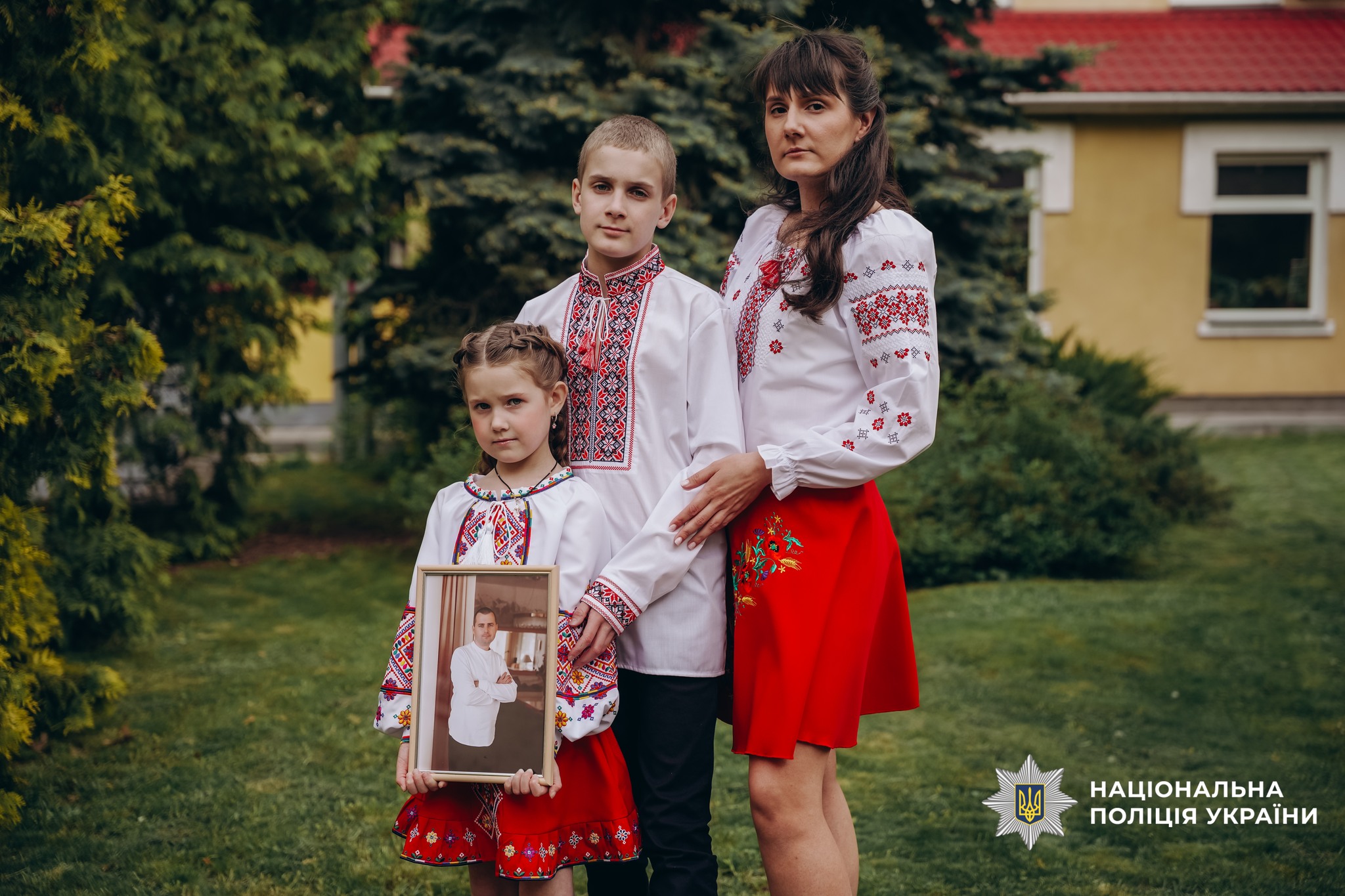 Сім’ї загиблих поліцейських з Черкащини одягнули вишиванки для щемної фотосесії - фото 2
