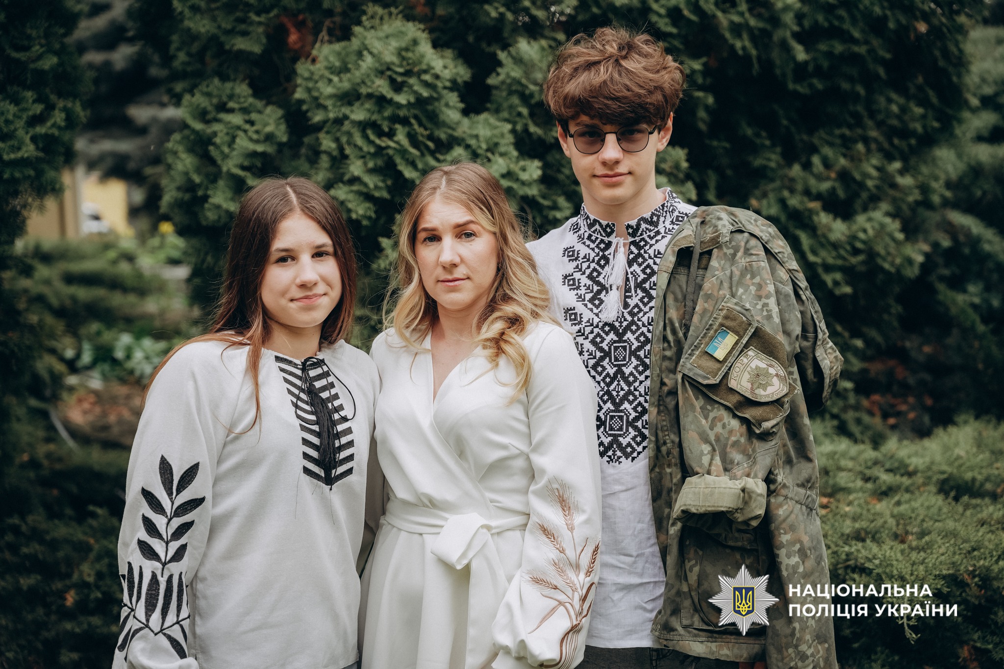 Сім’ї загиблих поліцейських з Черкащини одягнули вишиванки для щемної фотосесії - фото 3