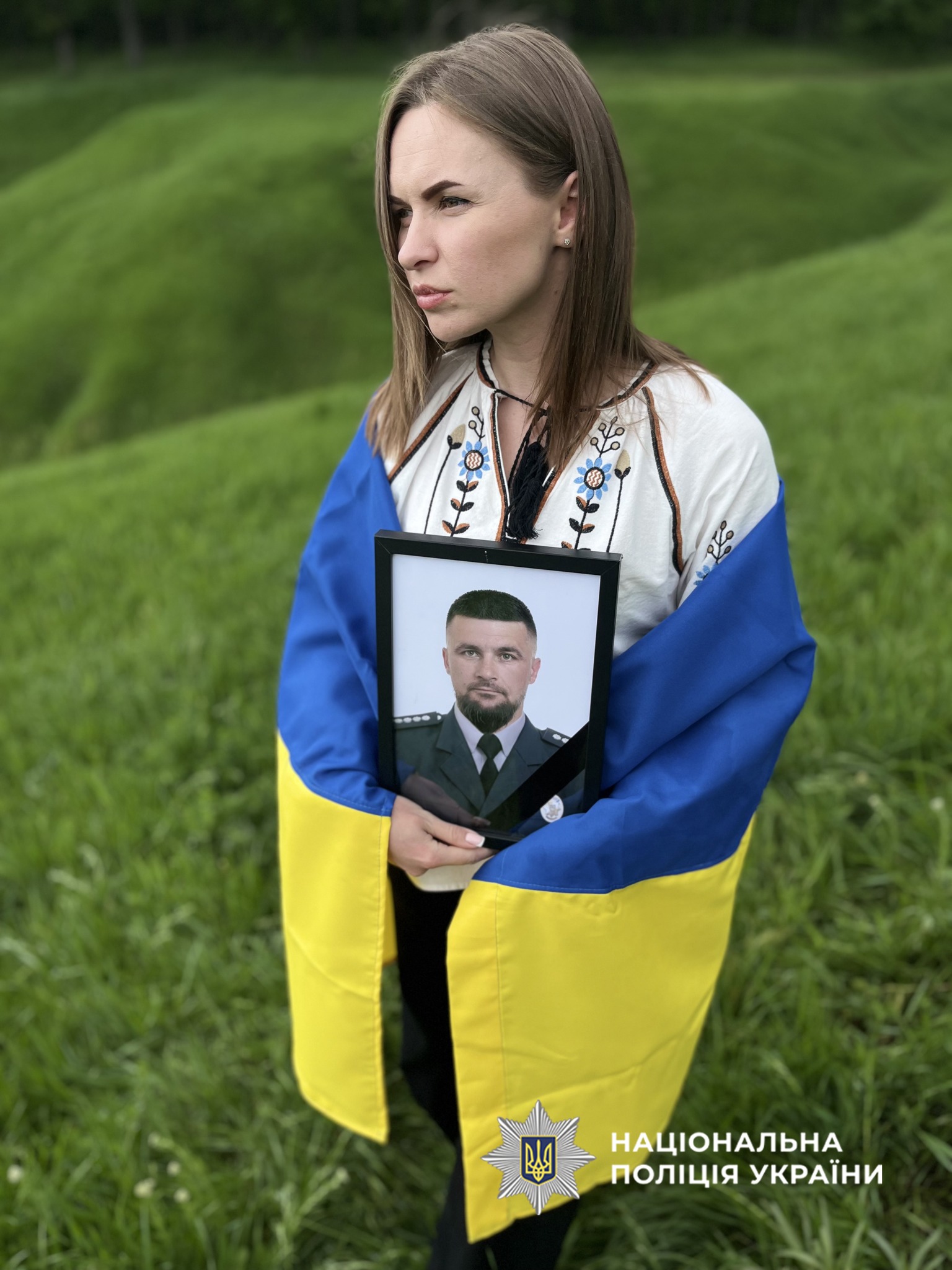 Сім’ї загиблих поліцейських з Черкащини одягнули вишиванки для щемної фотосесії - фото 4