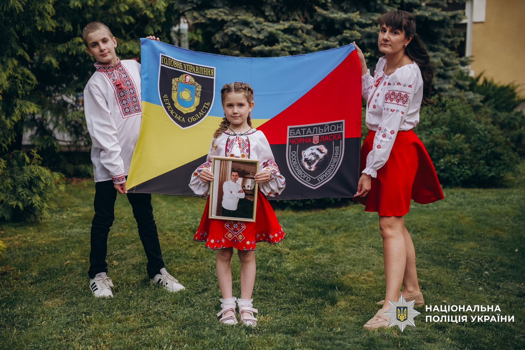 Сім’ї загиблих поліцейських з Черкащини одягнули вишиванки для щемної фотосесії - фото 5