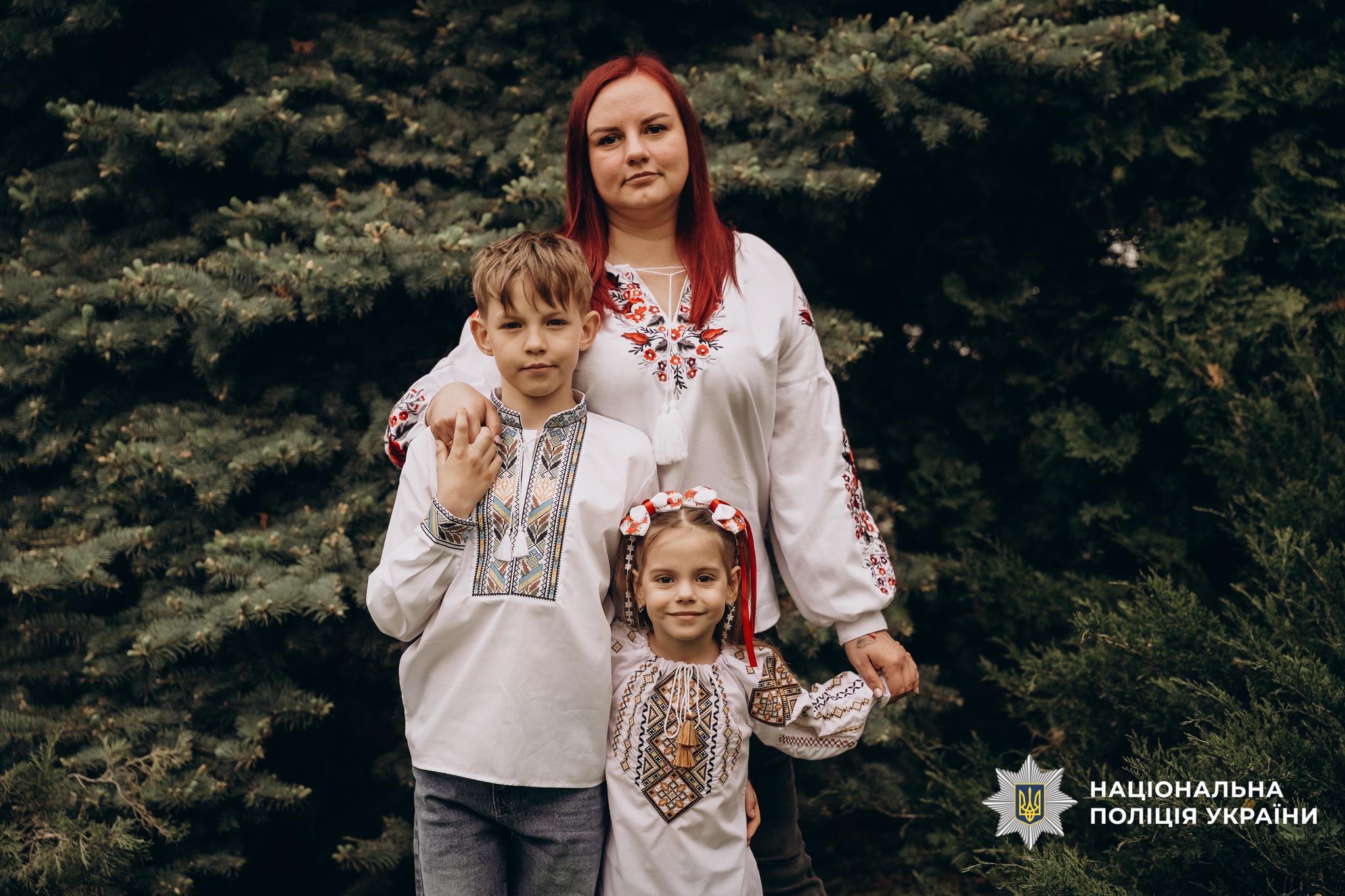 Сім’ї загиблих поліцейських з Черкащини одягнули вишиванки для щемної фотосесії - фото 6
