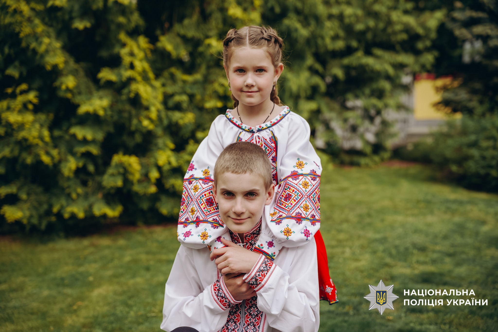 Сім’ї загиблих поліцейських з Черкащини одягнули вишиванки для щемної фотосесії - фото 7