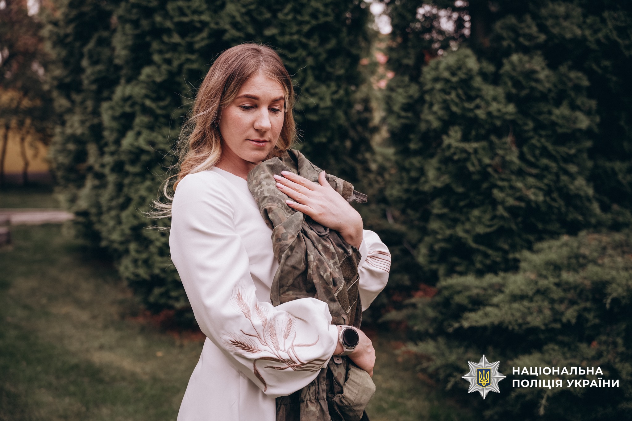 Сім’ї загиблих поліцейських з Черкащини одягнули вишиванки для щемної фотосесії - фото 8