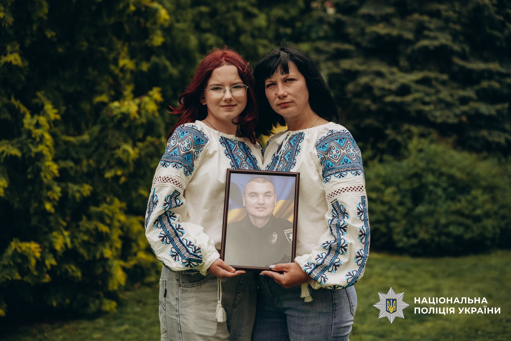 Сім’ї загиблих поліцейських з Черкащини одягнули вишиванки для щемної фотосесії - фото 11