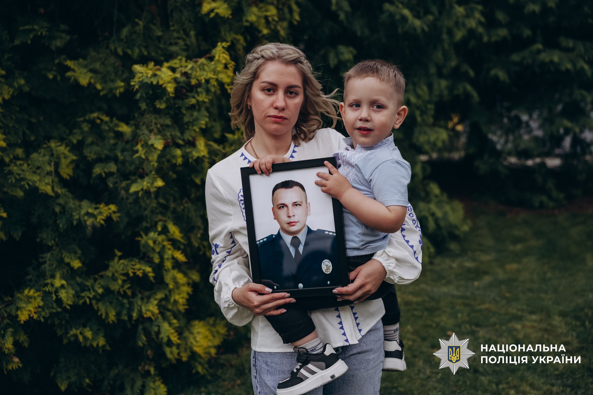 Сім’ї загиблих поліцейських з Черкащини одягнули вишиванки для щемної фотосесії - фото 12