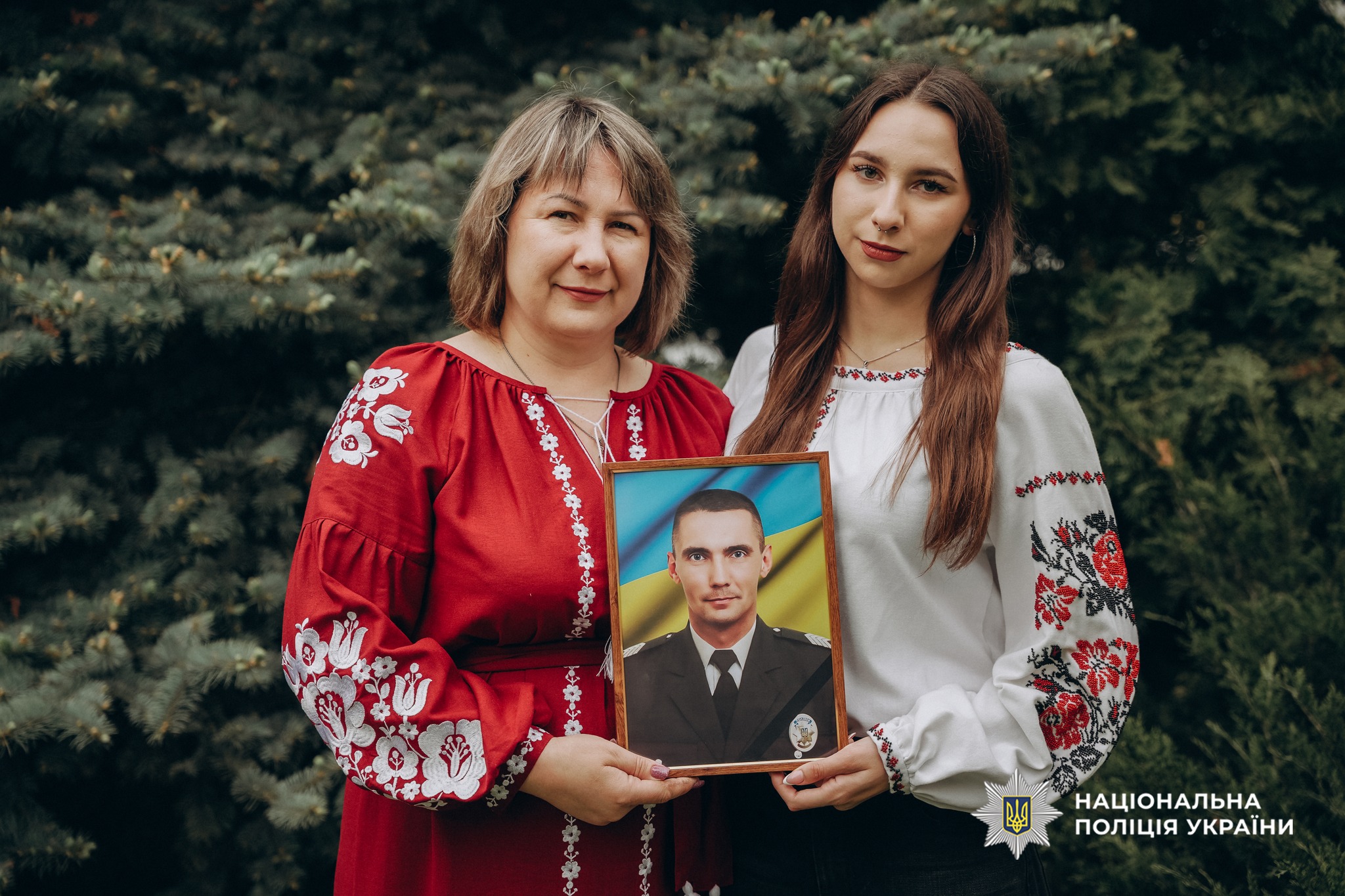 Сім’ї загиблих поліцейських з Черкащини одягнули вишиванки для щемної фотосесії - фото 13