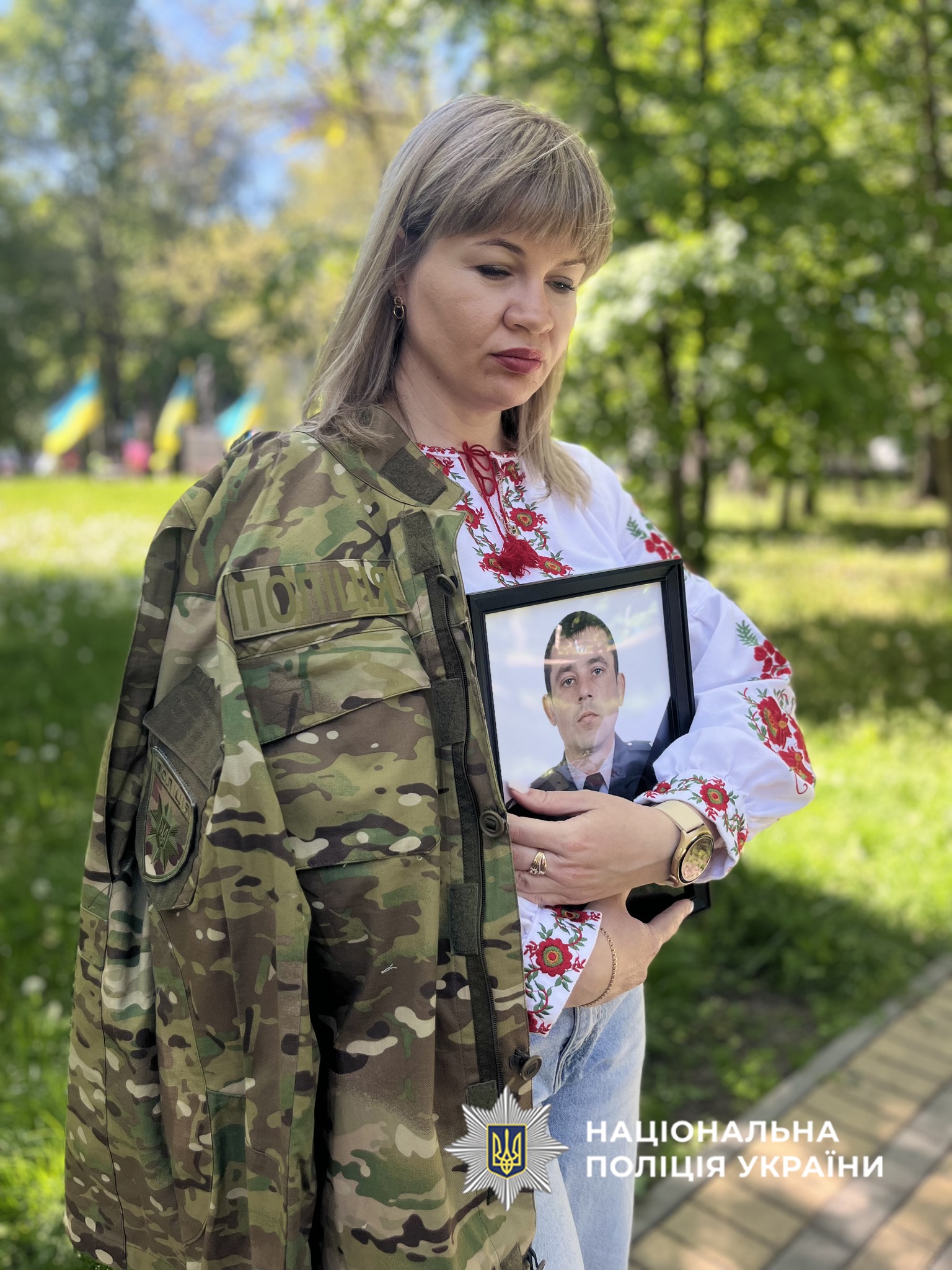 Сім’ї загиблих поліцейських з Черкащини одягнули вишиванки для щемної фотосесії - фото 16
