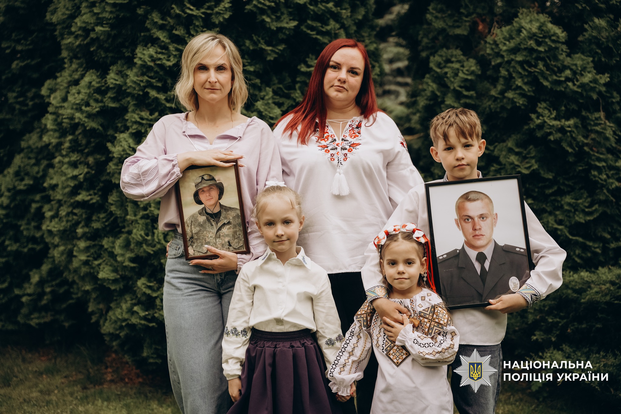 Сім’ї загиблих поліцейських з Черкащини одягнули вишиванки для щемної фотосесії - фото 17