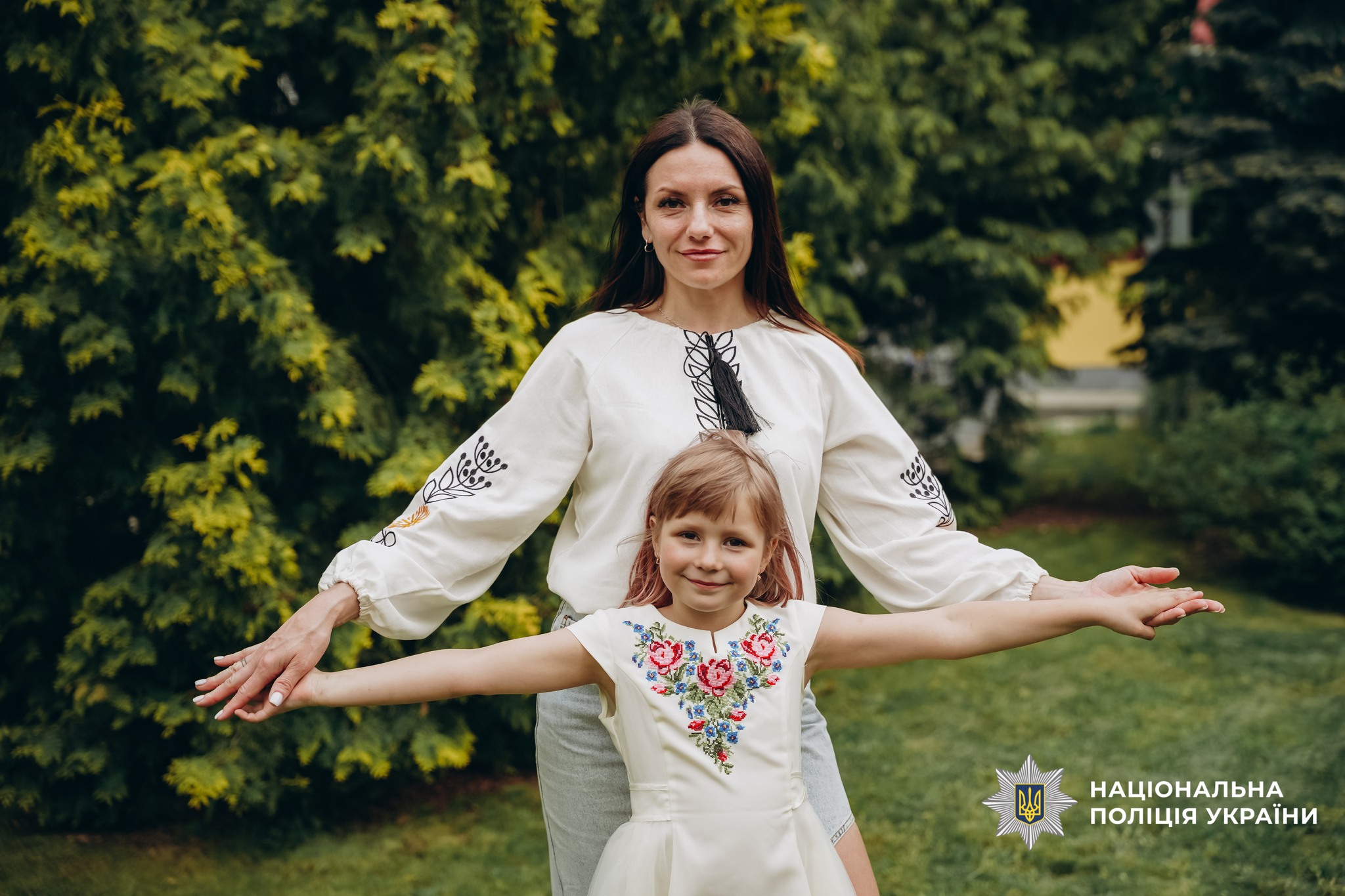 Сім’ї загиблих поліцейських з Черкащини одягнули вишиванки для щемної фотосесії - фото 18