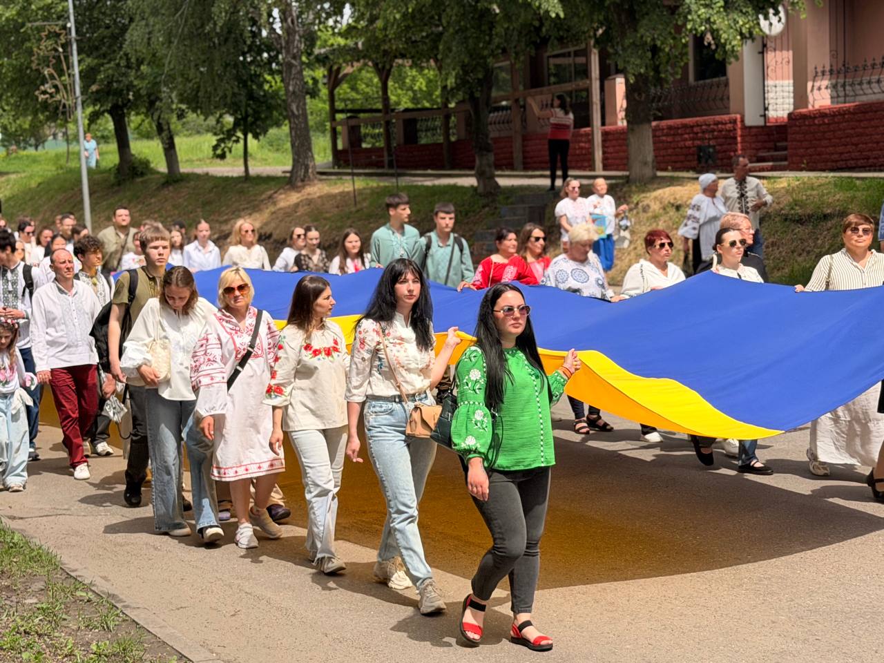 Кам’янка провела марш вишиванок і встановила рекорд. Фото - фото 8