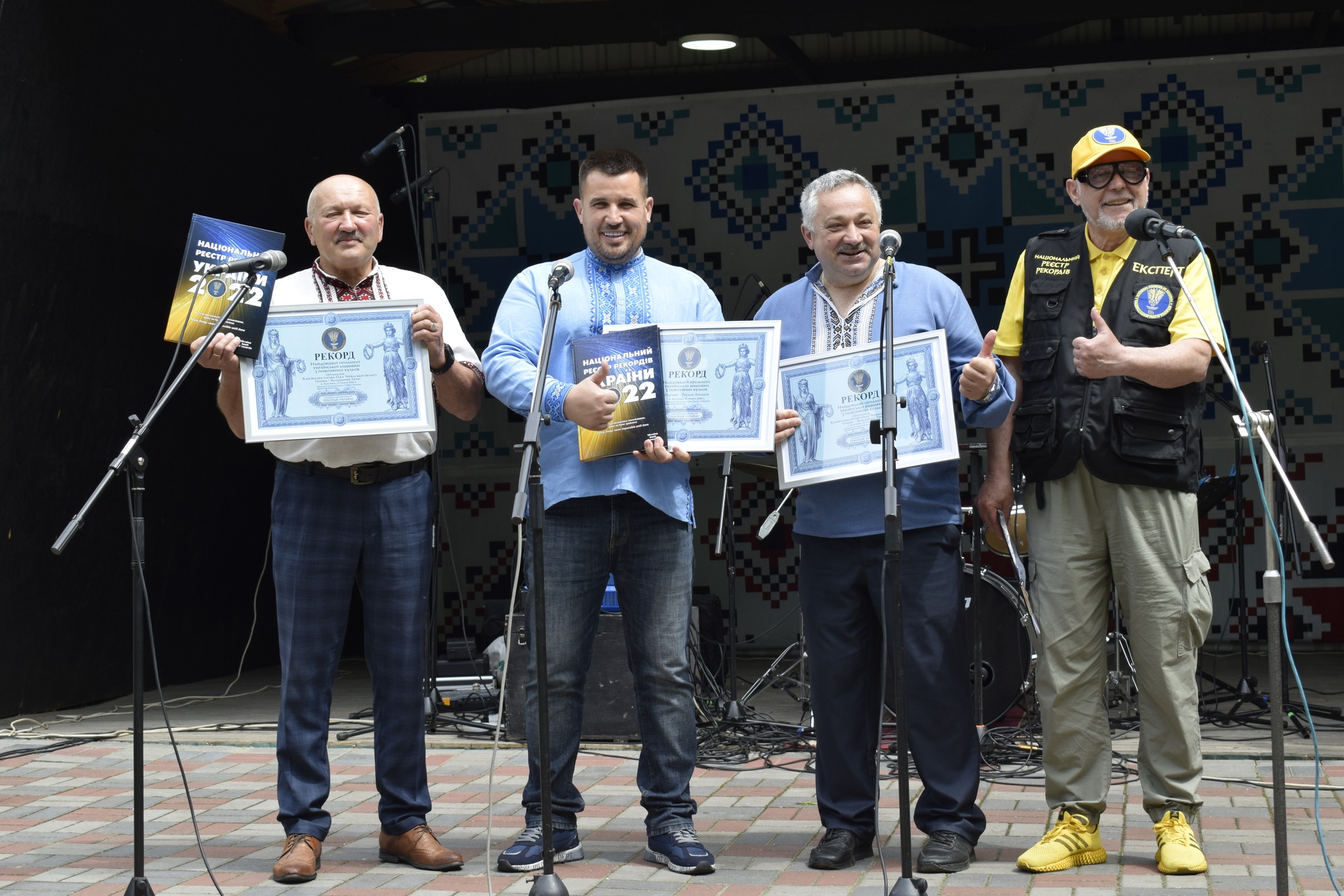 Кам’янка провела марш вишиванок і встановила рекорд. Фото - фото 19