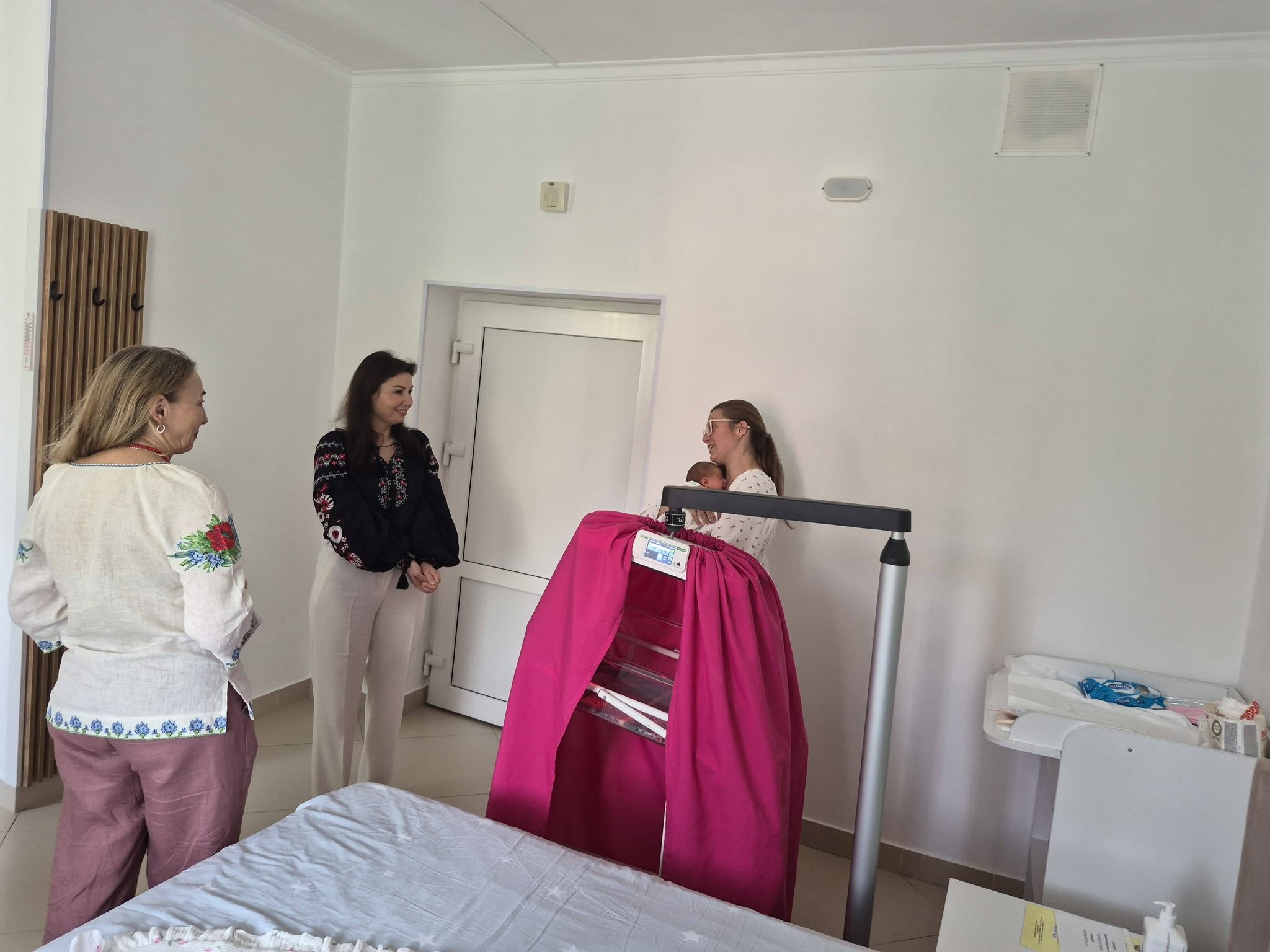Перші вишиванки для найменших: у київському пологовому привітали новонароджених