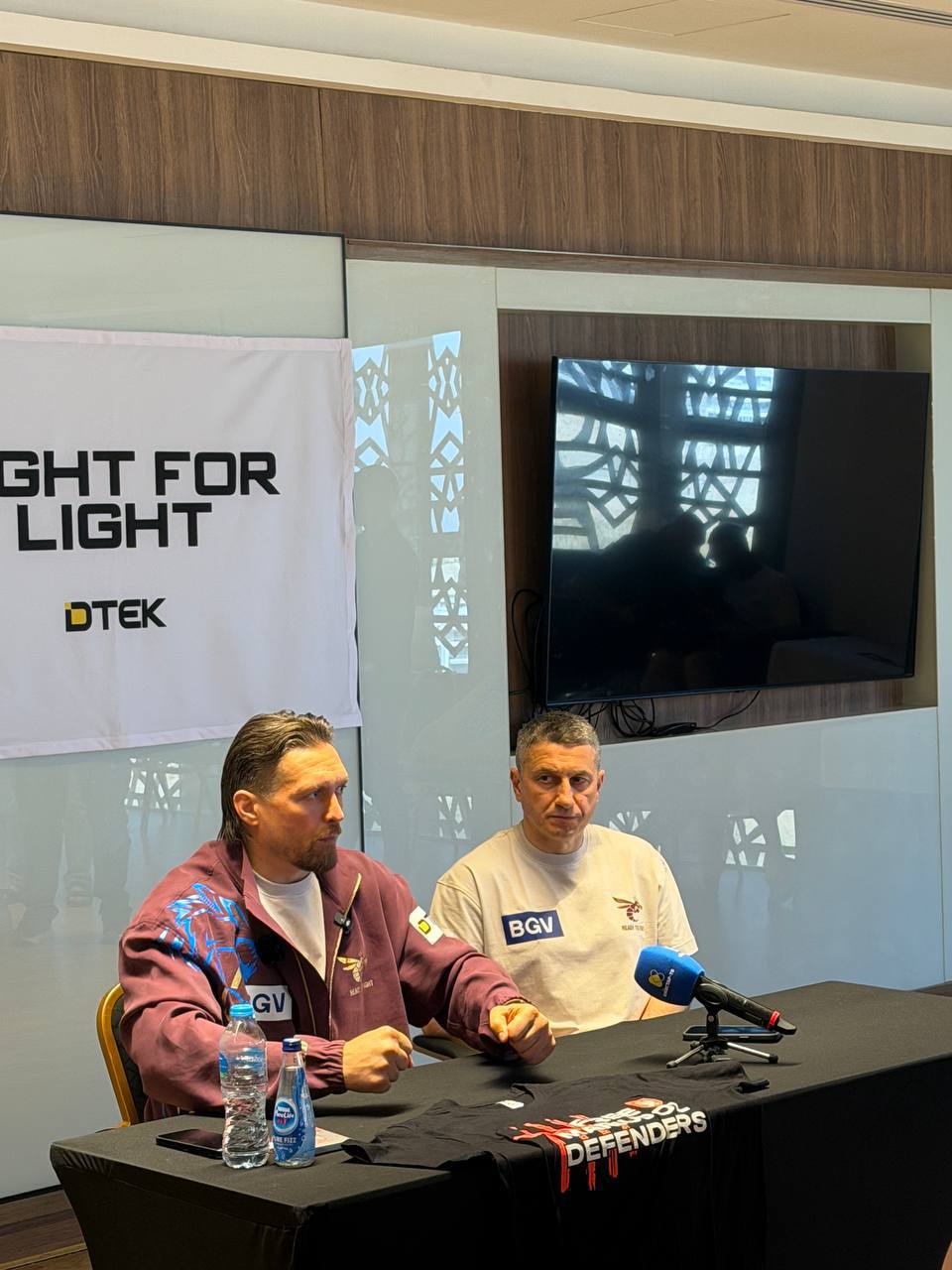 Олександр Усик зустрівся з ветеранами перед чемпіонським боєм - фото 2