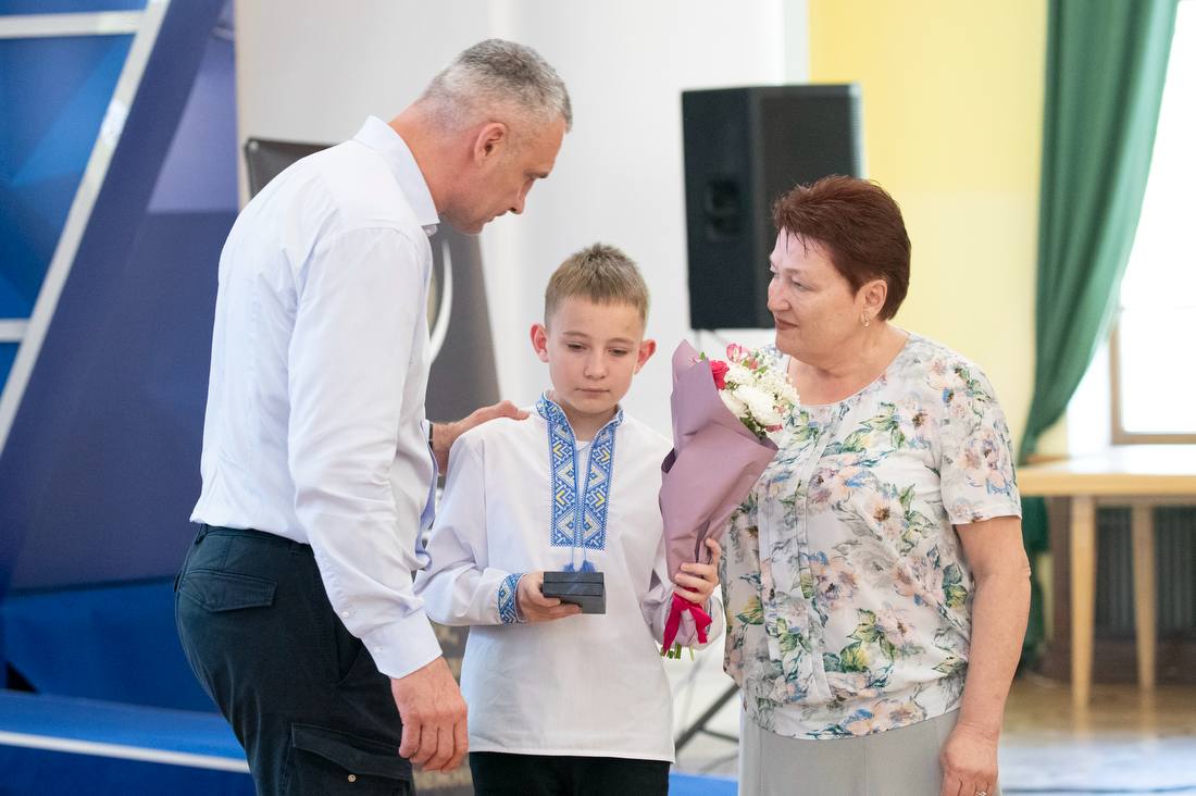 Кличко вручив медалі "Честь. Слава. Держава" родинам загиблих Захисників - фото 2