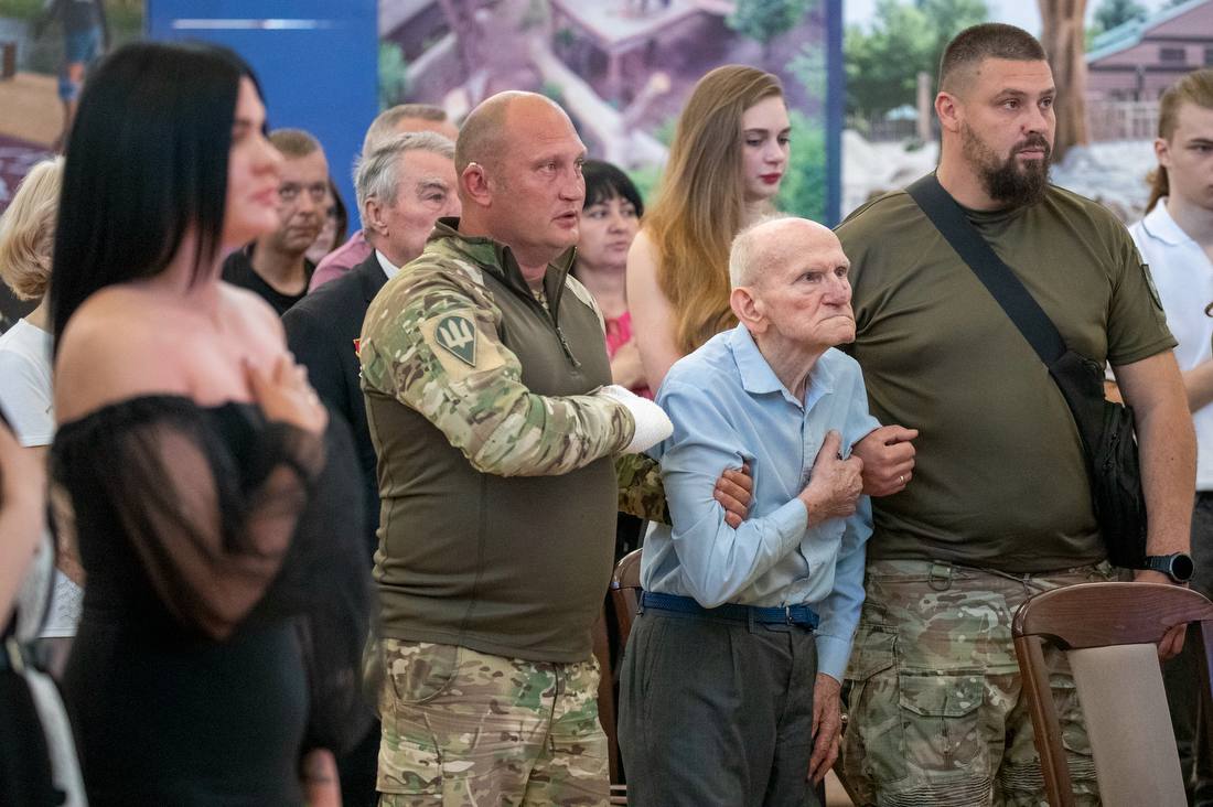 Кличко вручив медалі "Честь. Слава. Держава" родинам загиблих Захисників - фото 6