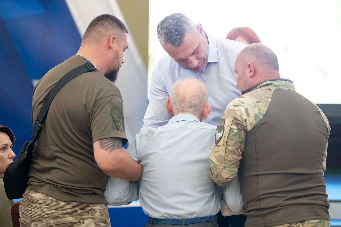 Кличко вручив медалі "Честь. Слава. Держава" родинам загиблих Захисників - фото 5