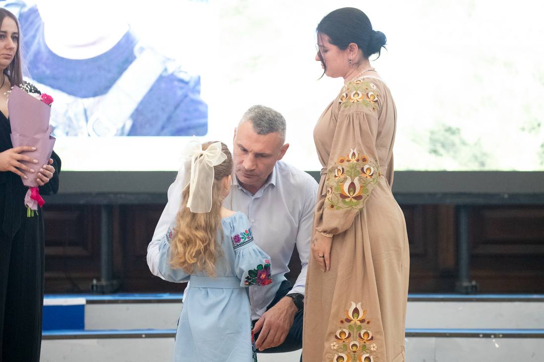 Кличко вручив медалі "Честь. Слава. Держава" родинам загиблих Захисників
