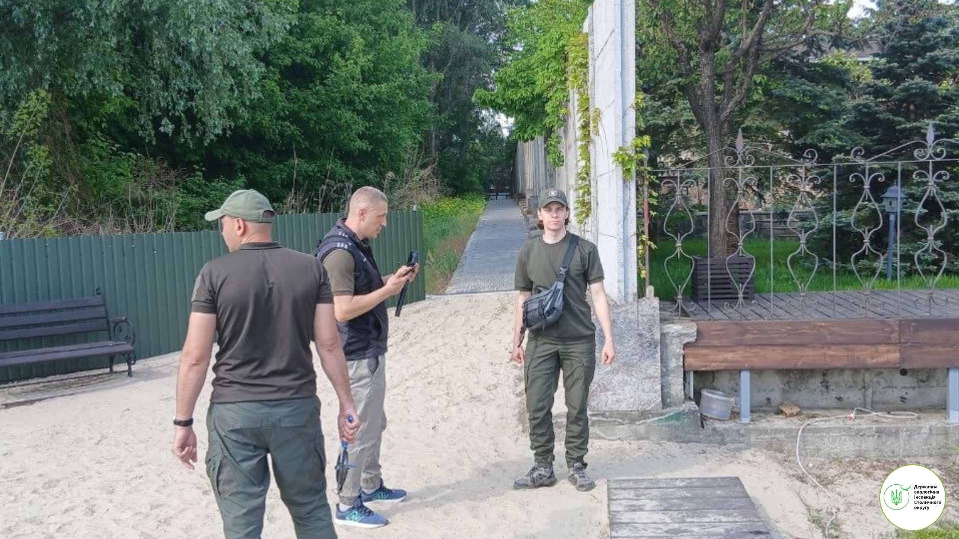 Екологи в Козині помітили 3-метрові паркани та КПП, які блокували людям прохід до води - фото 4