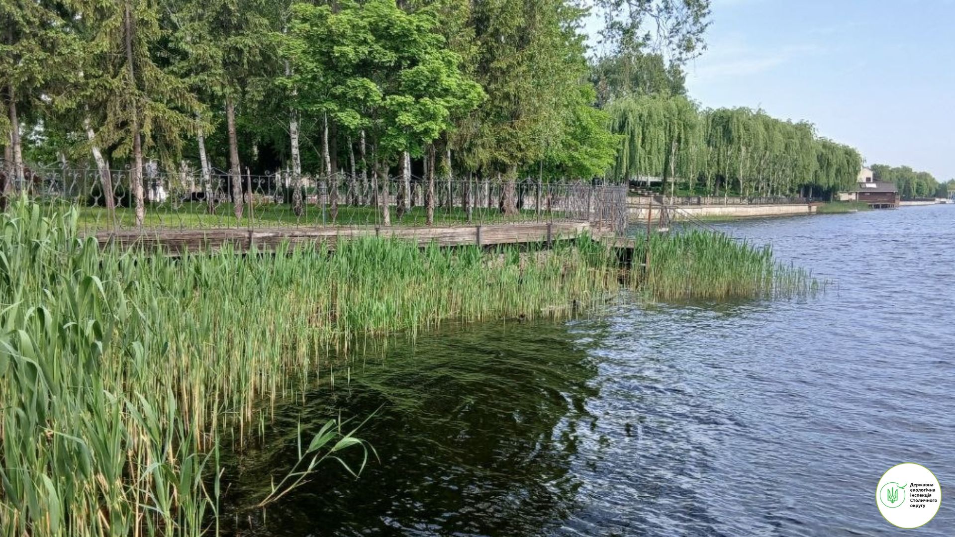 Екологи в Козині помітили 3-метрові паркани та КПП, які блокували людям прохід до води - фото 5