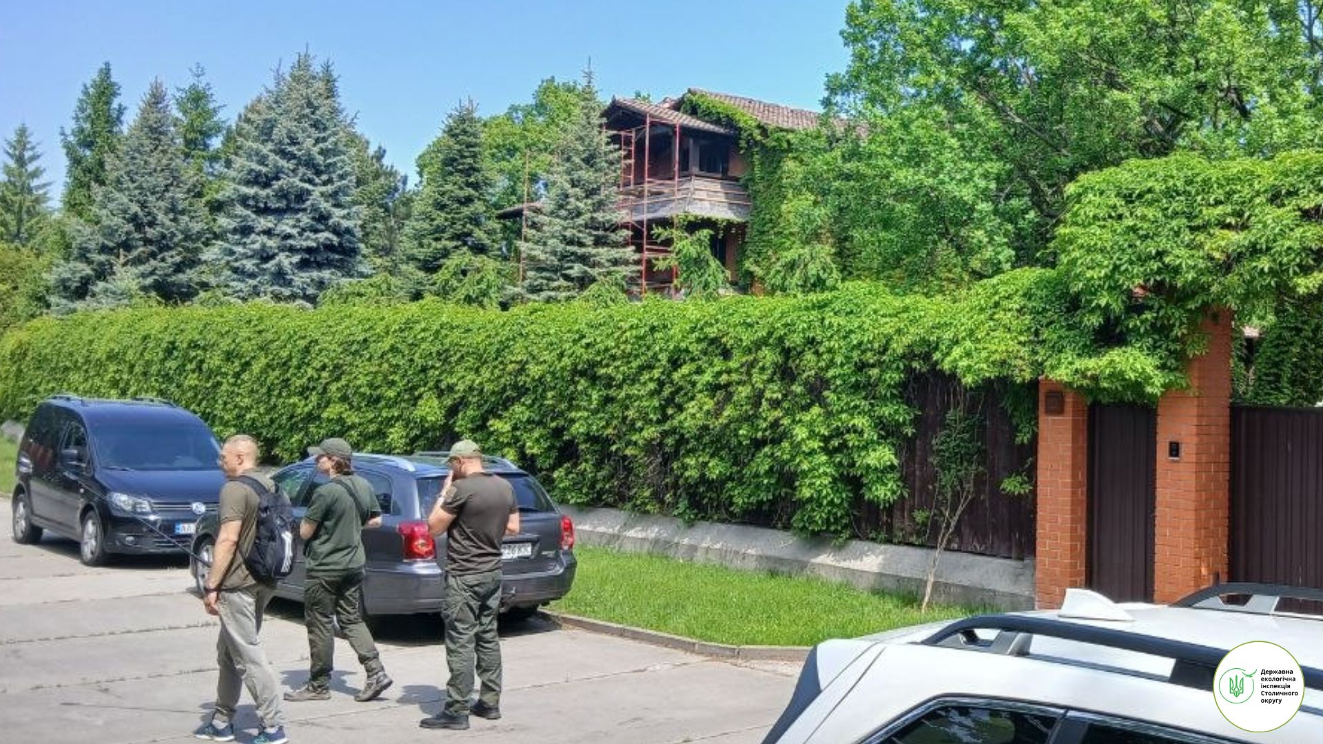 Екологи в Козині помітили 3-метрові паркани та КПП, які блокували людям прохід до води - фото 3