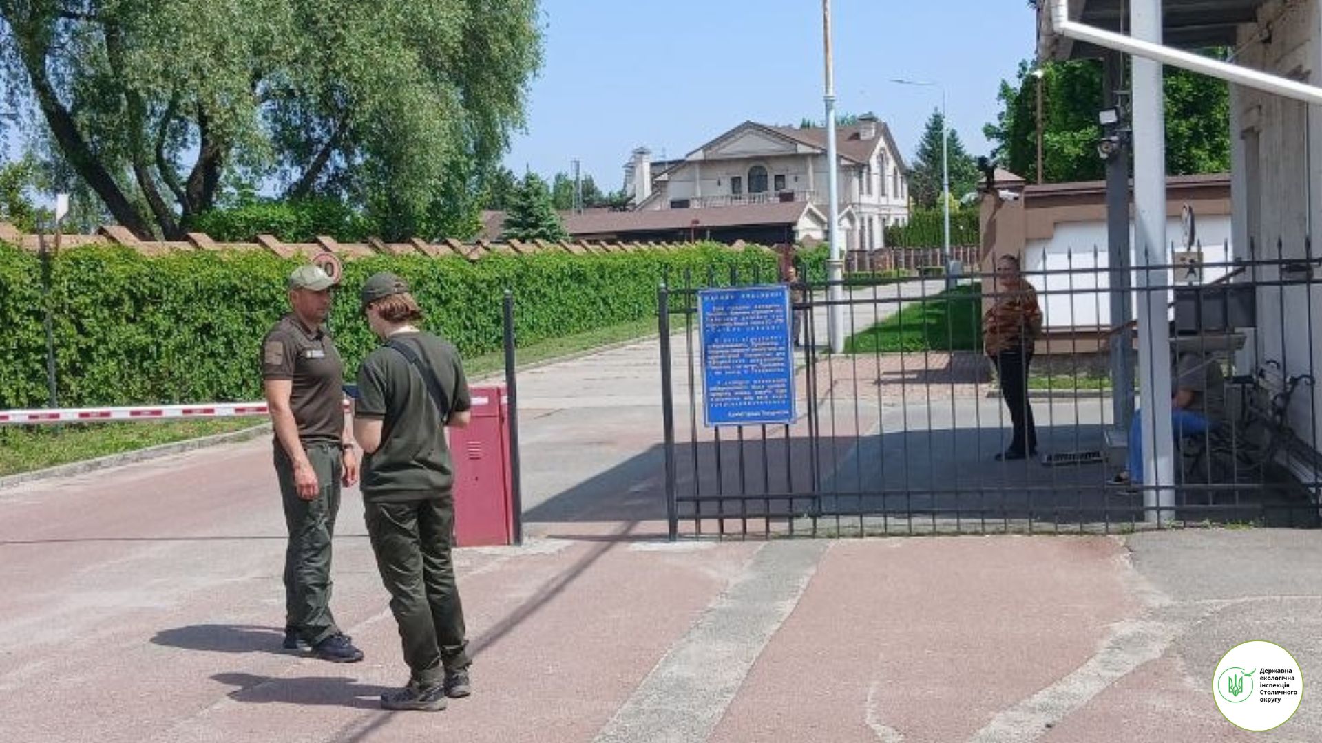 Екологи в Козині помітили 3-метрові паркани та КПП, які блокували людям прохід до води - фото 2