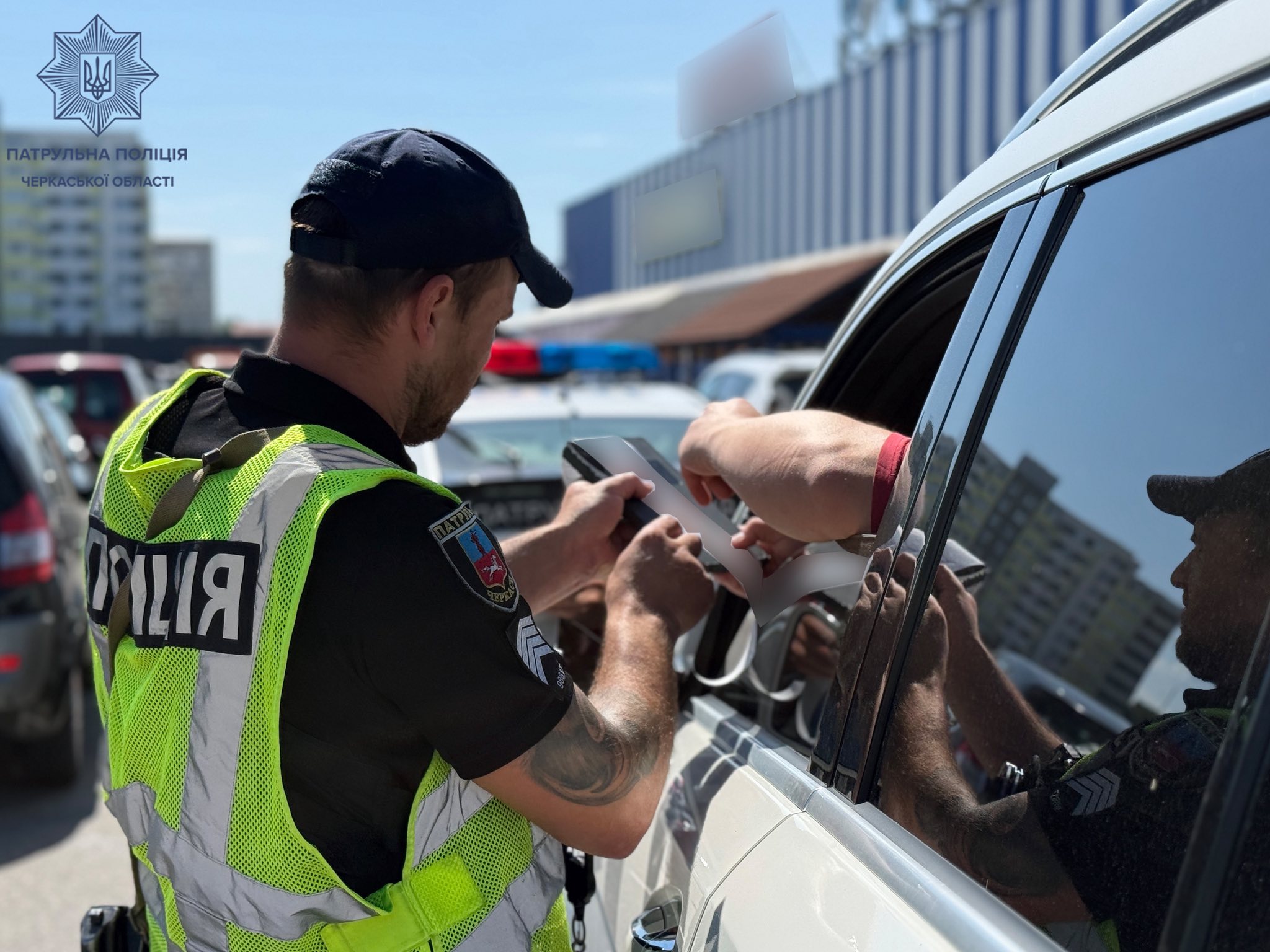 У Черкасах штрафували водіїв, що паркувалися на місцях для людей з інвалідністю - фото 2