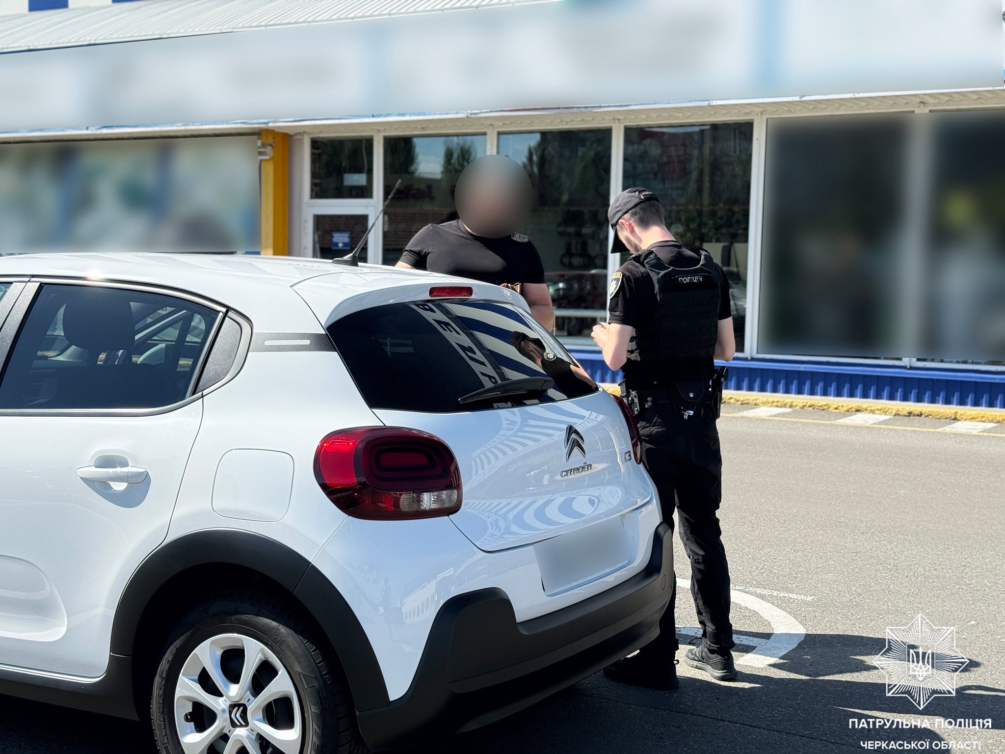 У Черкасах штрафували водіїв, що паркувалися на місцях для людей з інвалідністю - фото 4