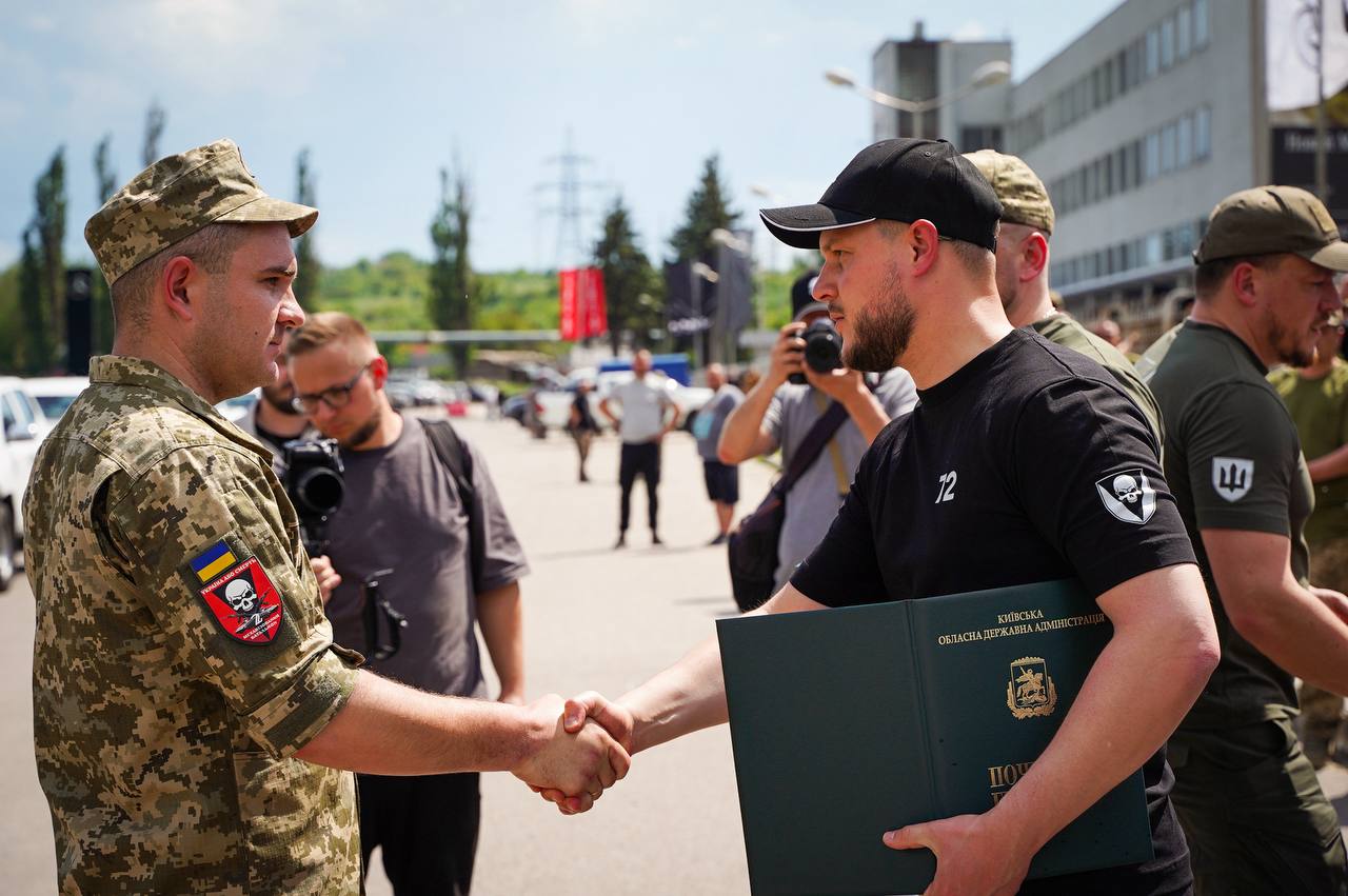 Київщина передала 72-й бригаді рекордну партію з 54 пікапів - фото 3