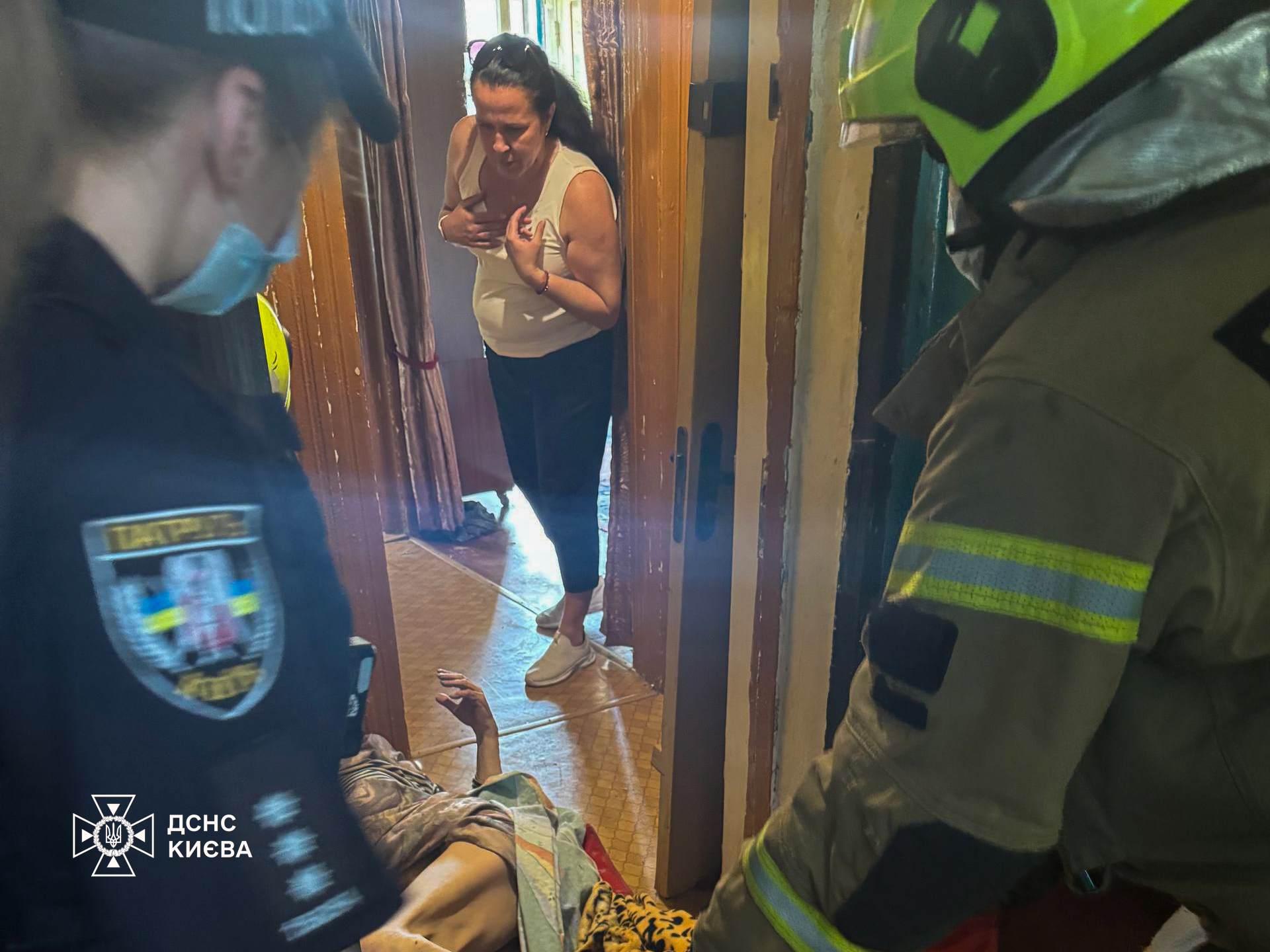 У Києві рятувальники та медики допомагали чоловіку, який застряг під ванною