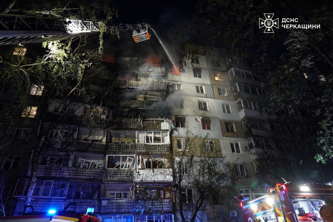У Черкасах російський дрон атакував багатоповерхівку. ППО збила 8 ракет і 22 БпЛА - фото 4
