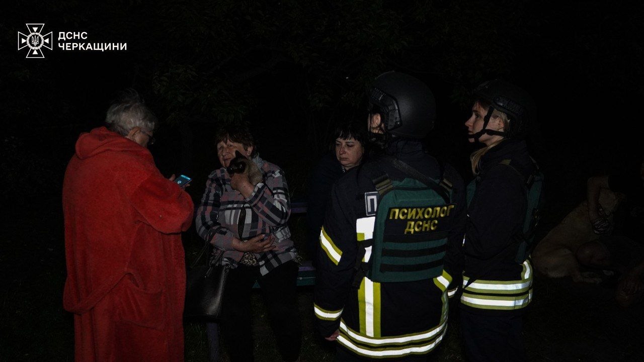 У Черкасах російський дрон атакував багатоповерхівку. ППО збила 8 ракет і 22 БпЛА - фото 2