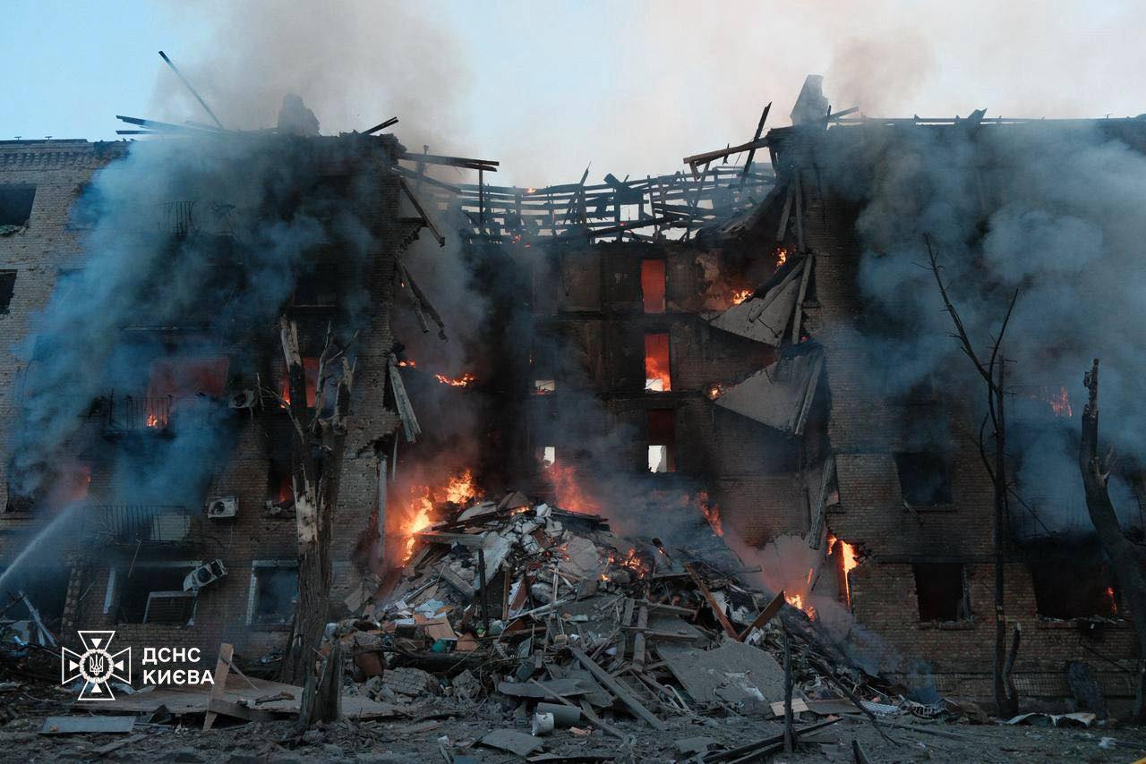 Київ пережив масований обстріл, відомо про загиблих - фото 8