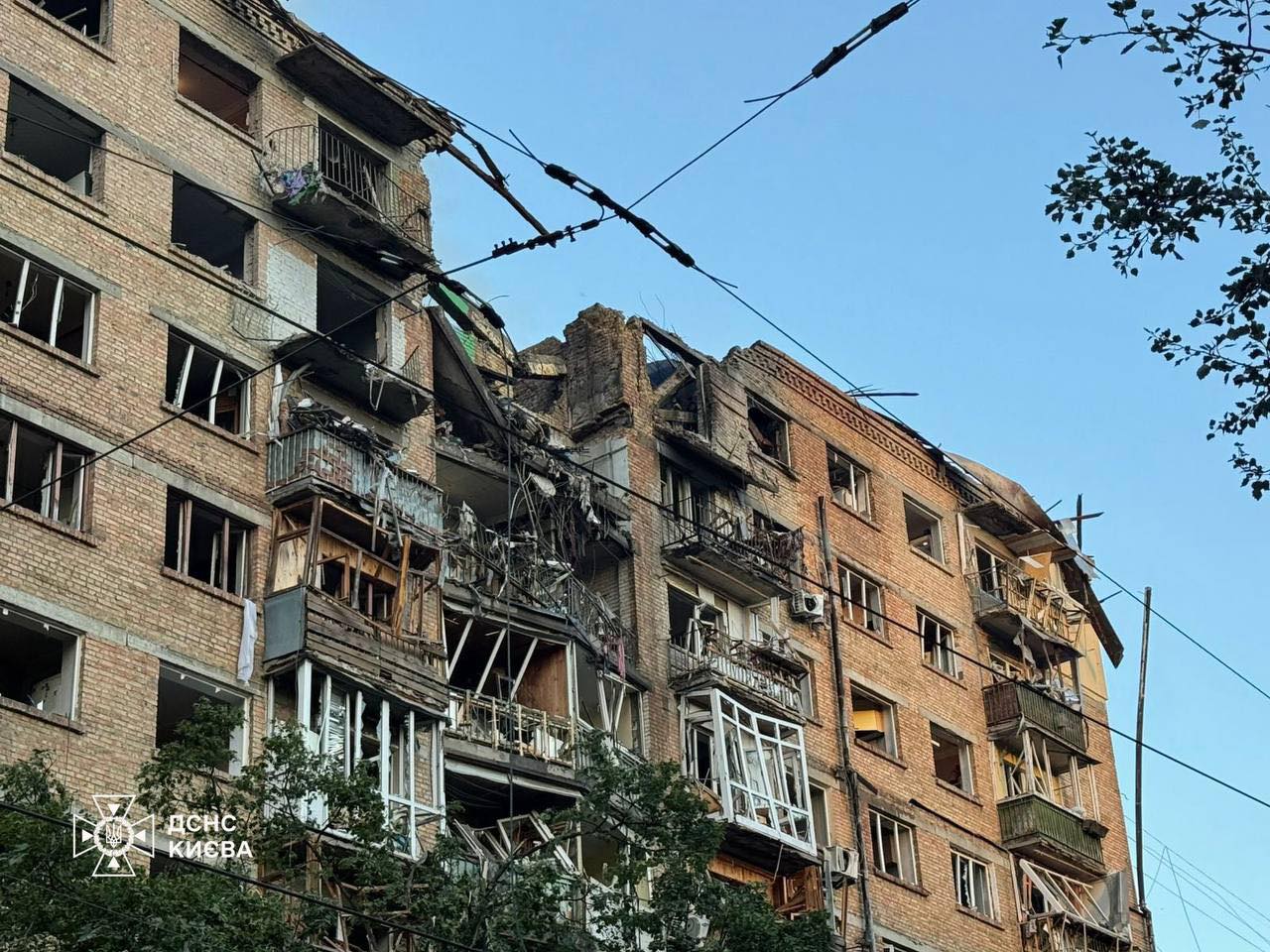 Київ пережив масований обстріл, відомо про загиблих - фото 6