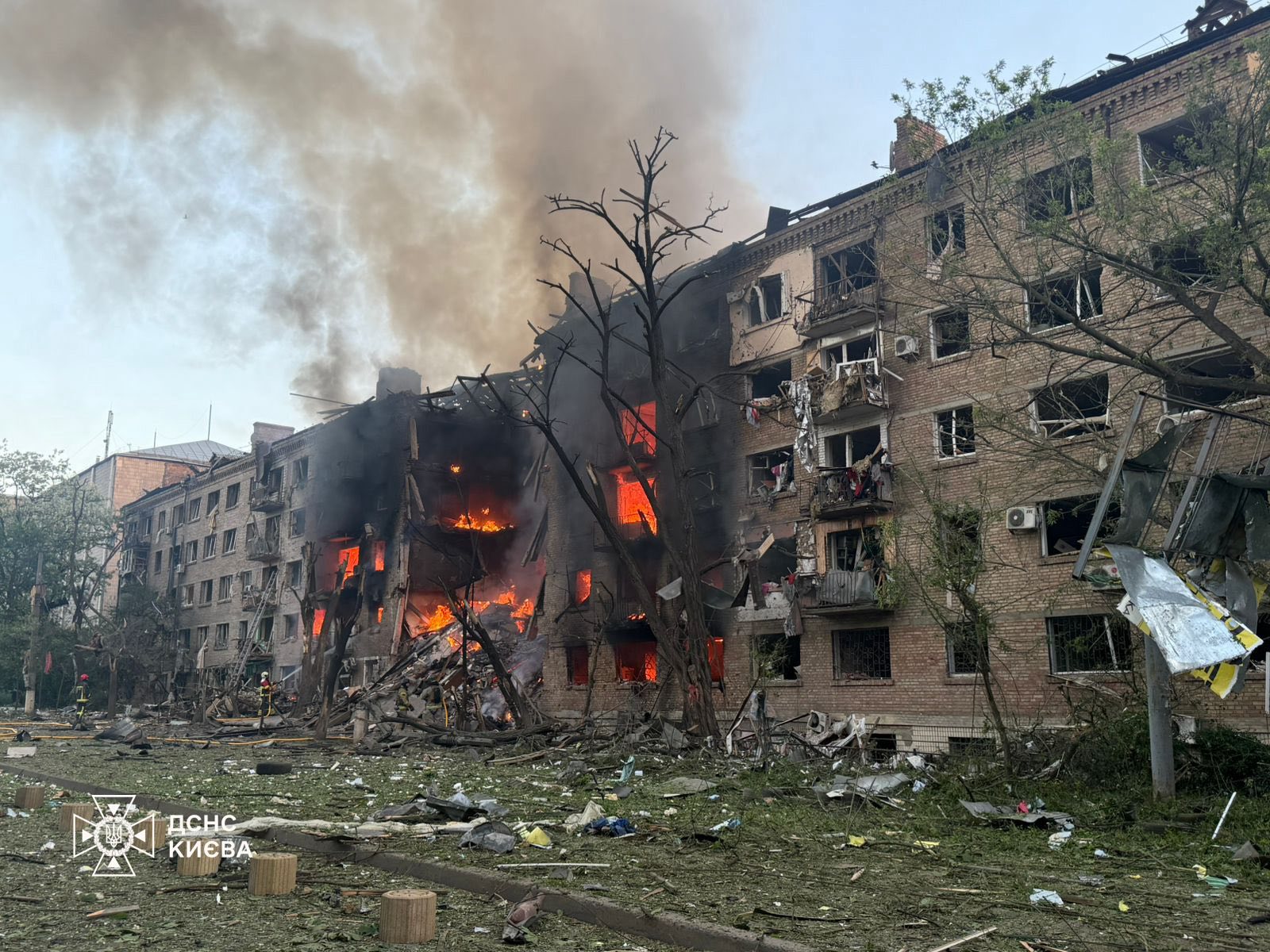 Київ пережив масований обстріл, відомо про загиблих - фото 4
