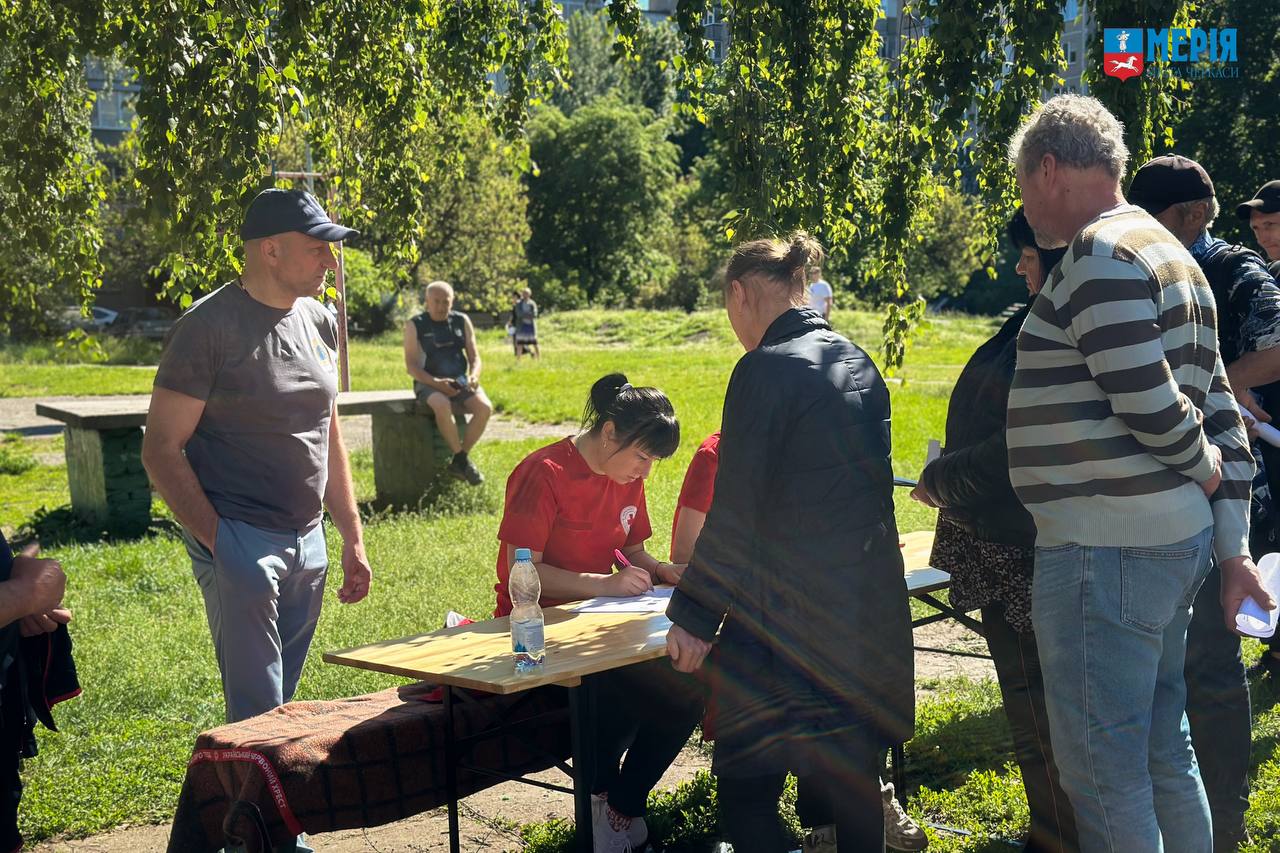У Черкасах під час обстрілу пошкоджено 3 висотки, вибито 200 вікон - фото 7